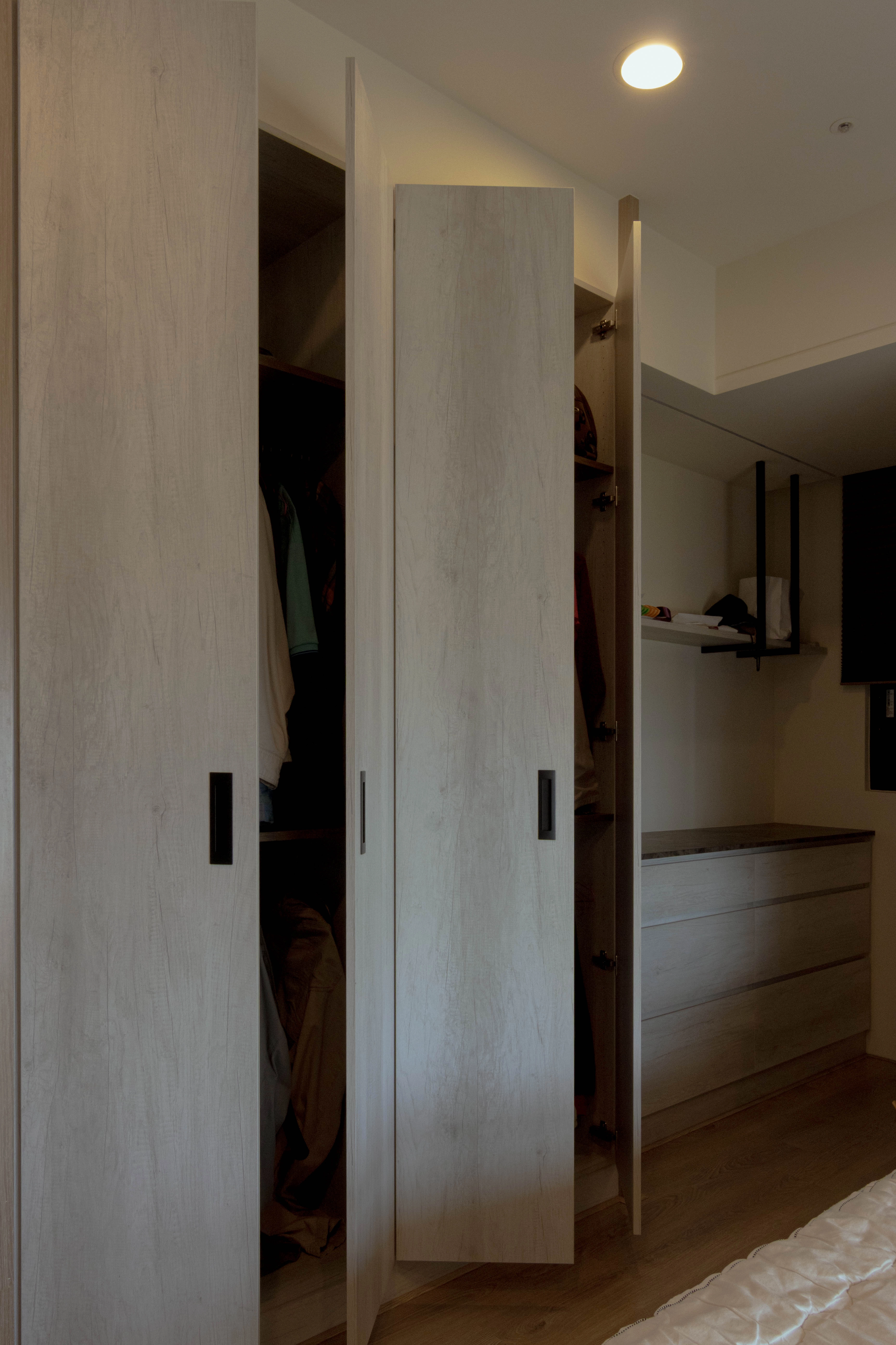 德盈設計衣櫃案例：純白開門式系統櫃整合展示格位，極大化臥室機能與美感。