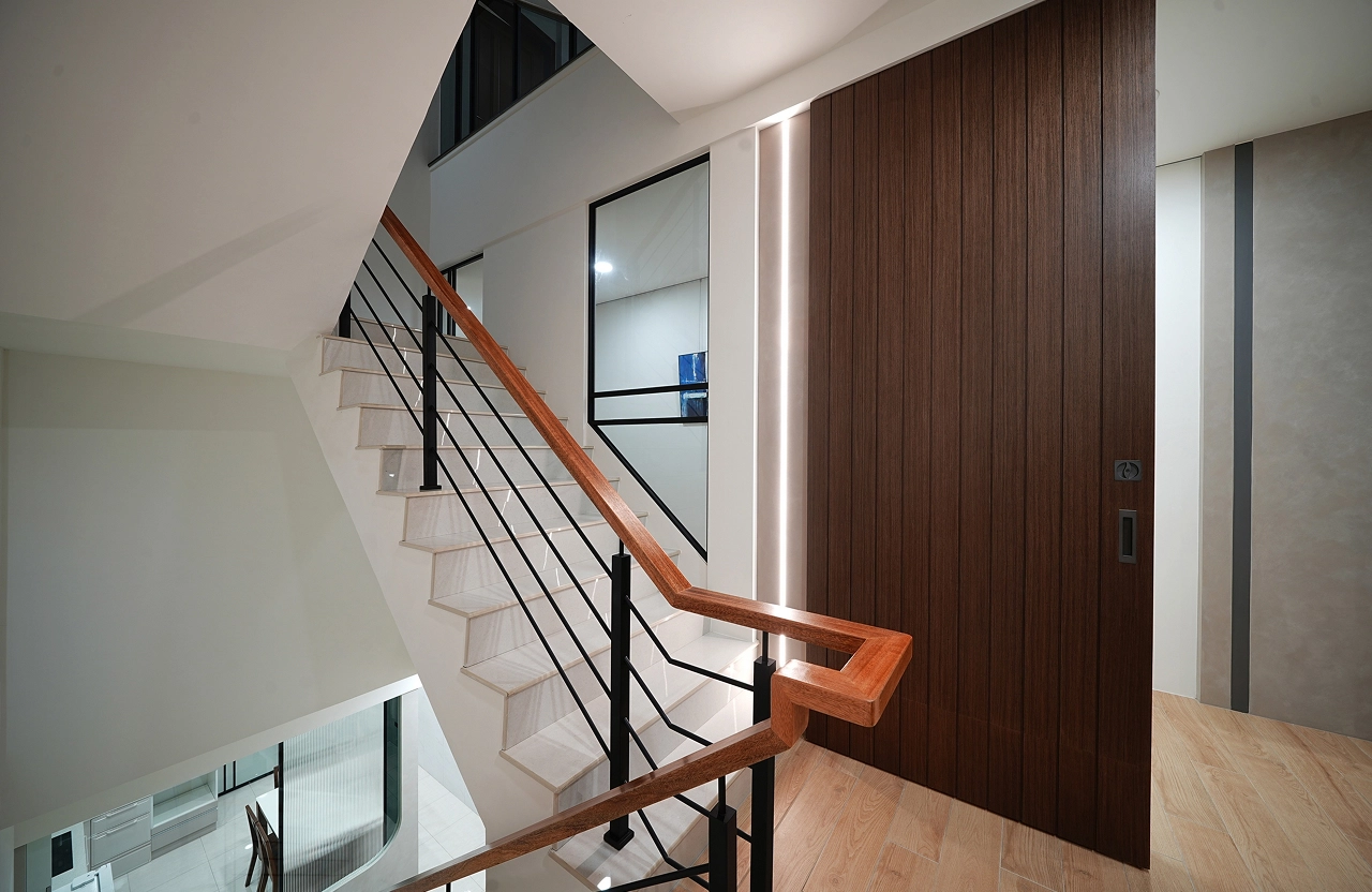 德盈空間規劃：走廊線性燈光佈局，透過光影引導空間感，打造具備現代科技感的藝廊氛圍。