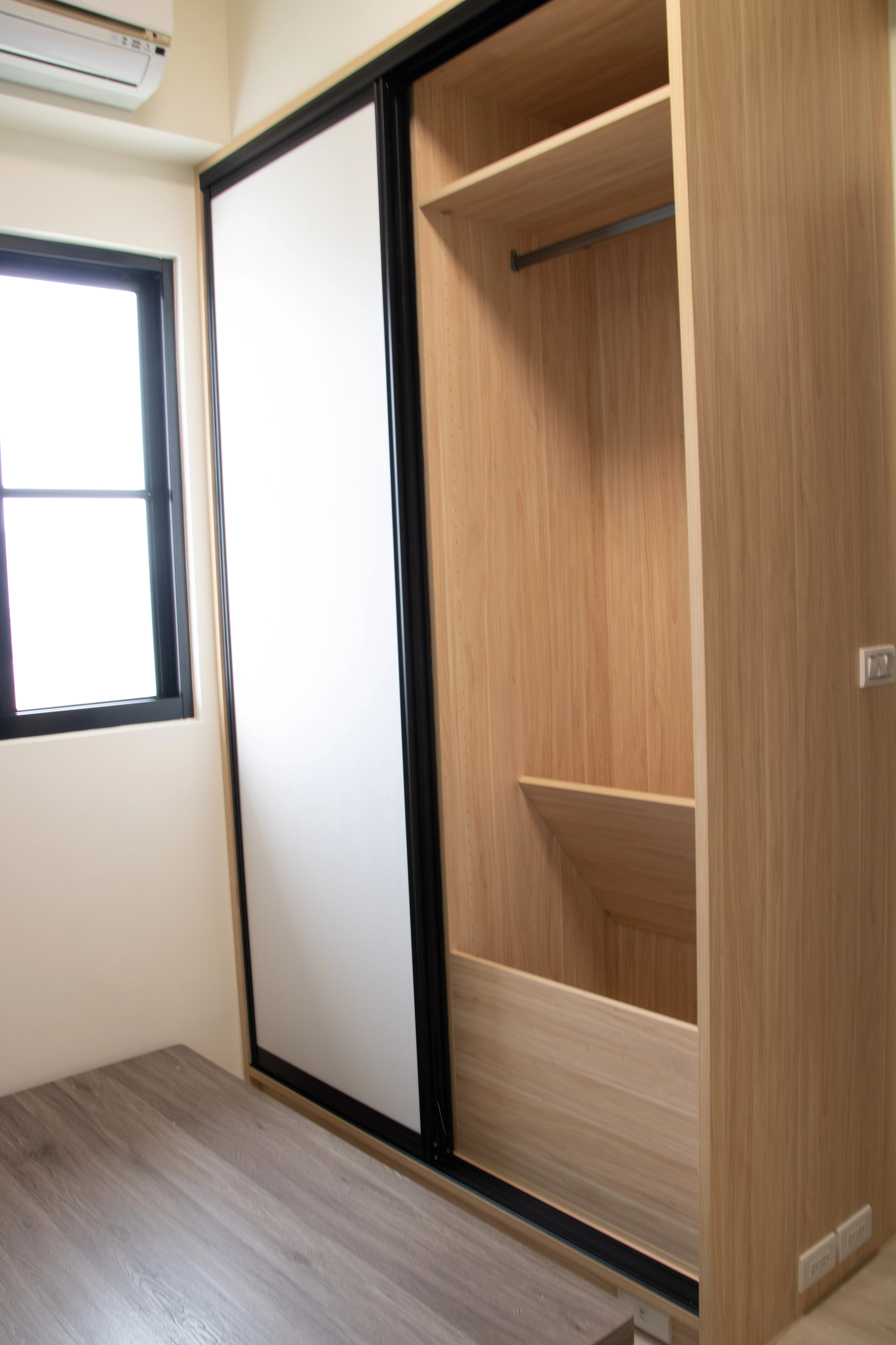 德盈臥室規劃：高機能推拉門系統櫃設計，不僅節省開啟動線，更能靈活分類收納，提升衣櫃使用效率。