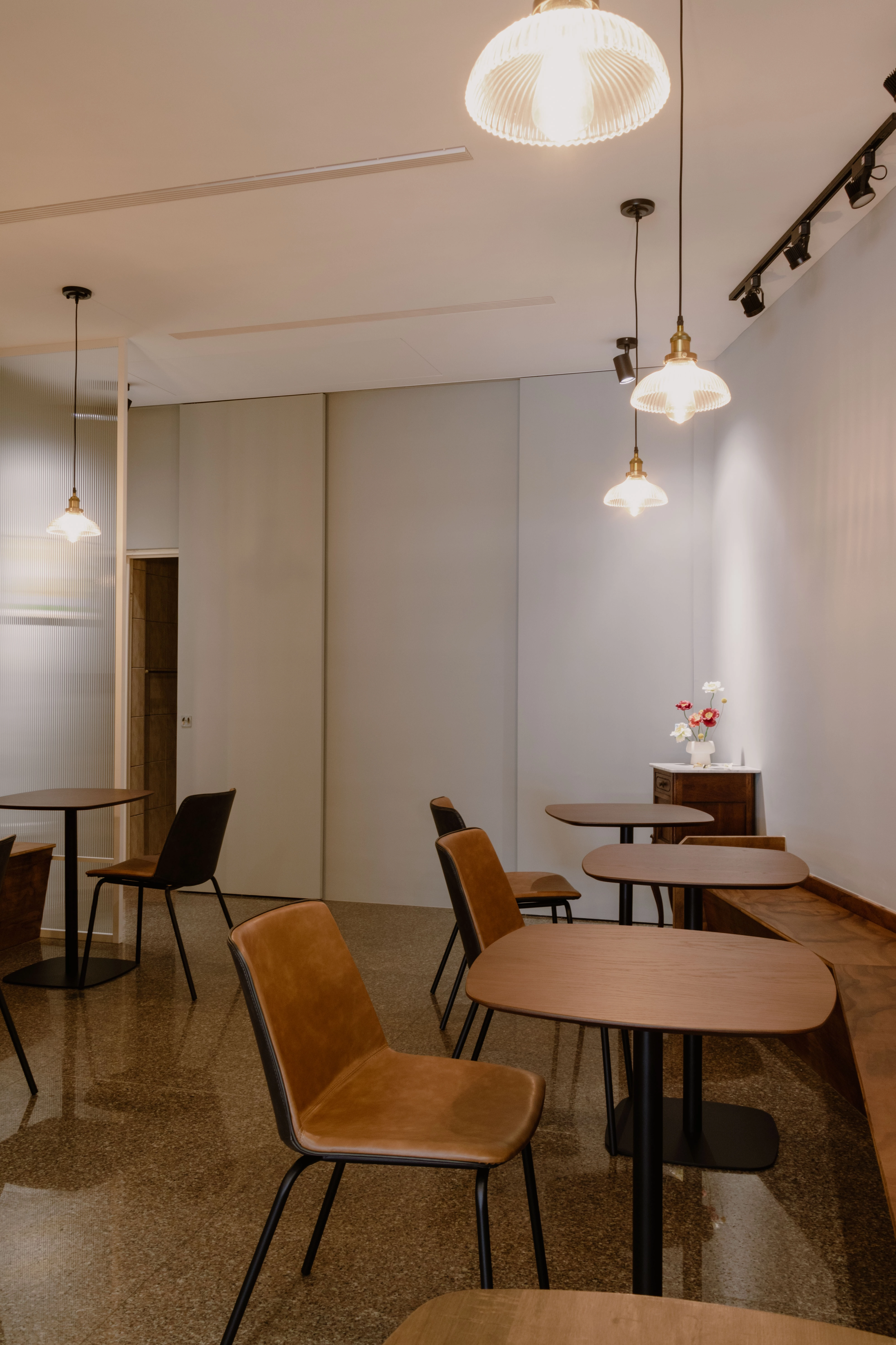 德盈室內設計老屋翻新案：保留建築舊有風韻，結合現代簡約美學，賦予咖啡廳空間新生命。