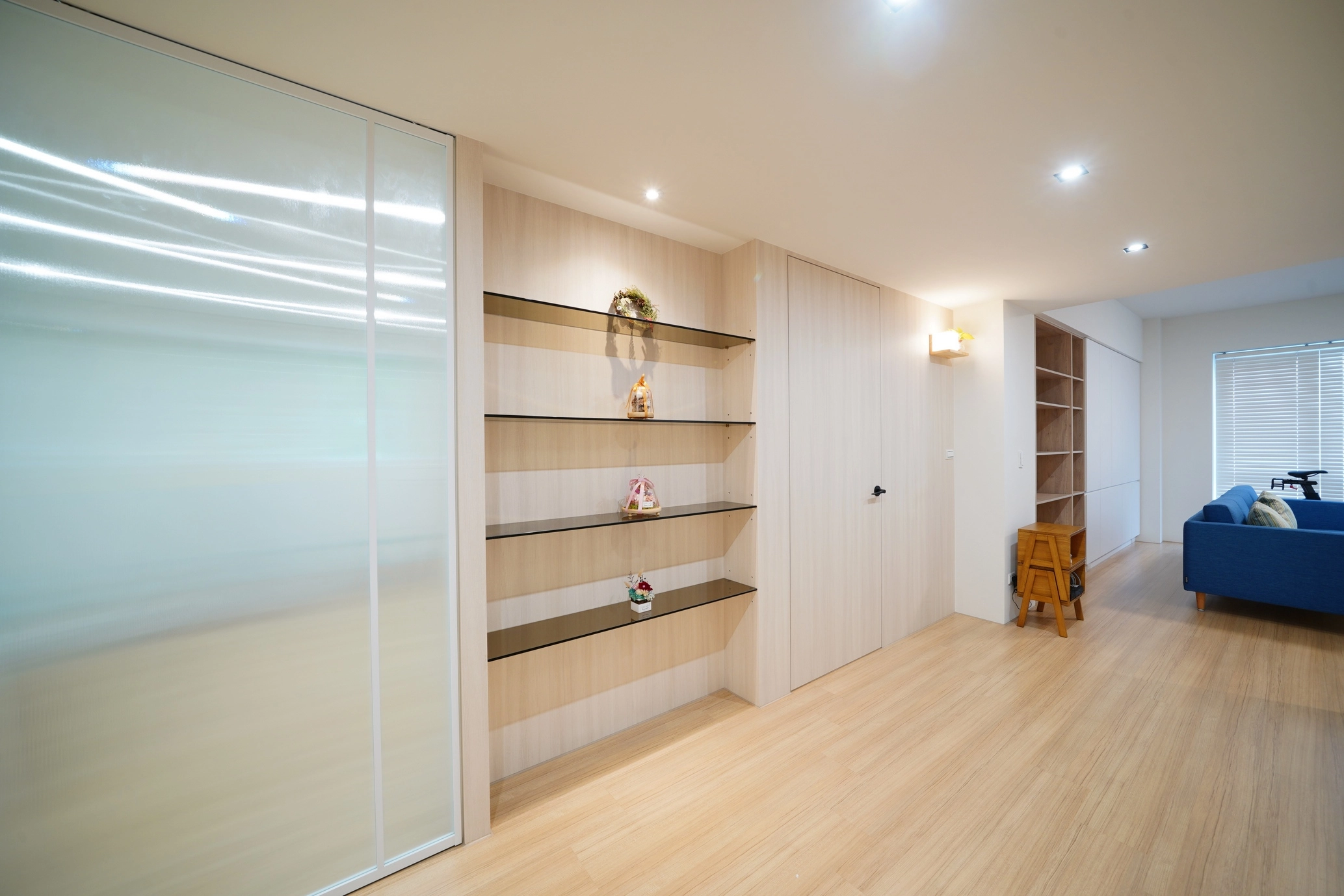 德盈設計:細膩玻璃層板展示櫃,為空間增添精緻與通透感,完美陳列收藏品並提升整體質感。