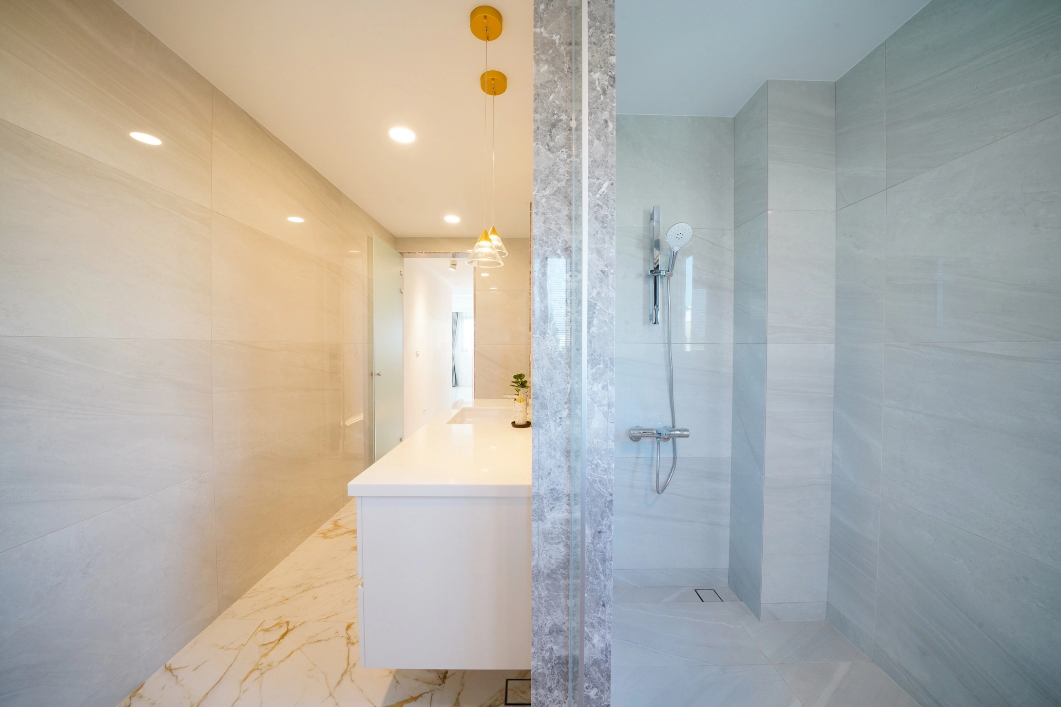 衛浴採用大理石紋磁磚與乾濕分離規劃,打造放鬆身心的飯店質感。