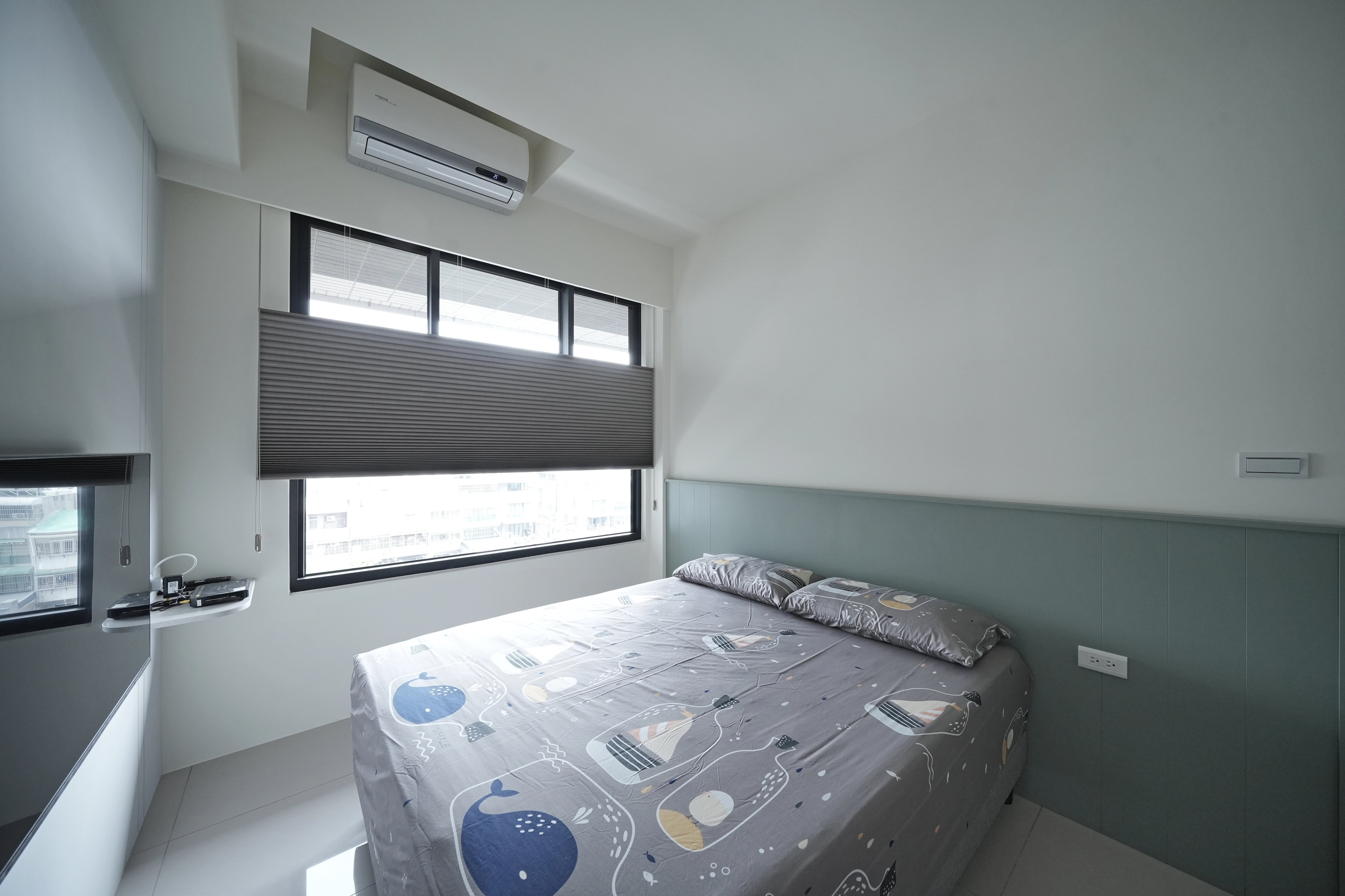 德盈系統家具實例:臥室電視牆與大容量衣櫃的一體化規劃