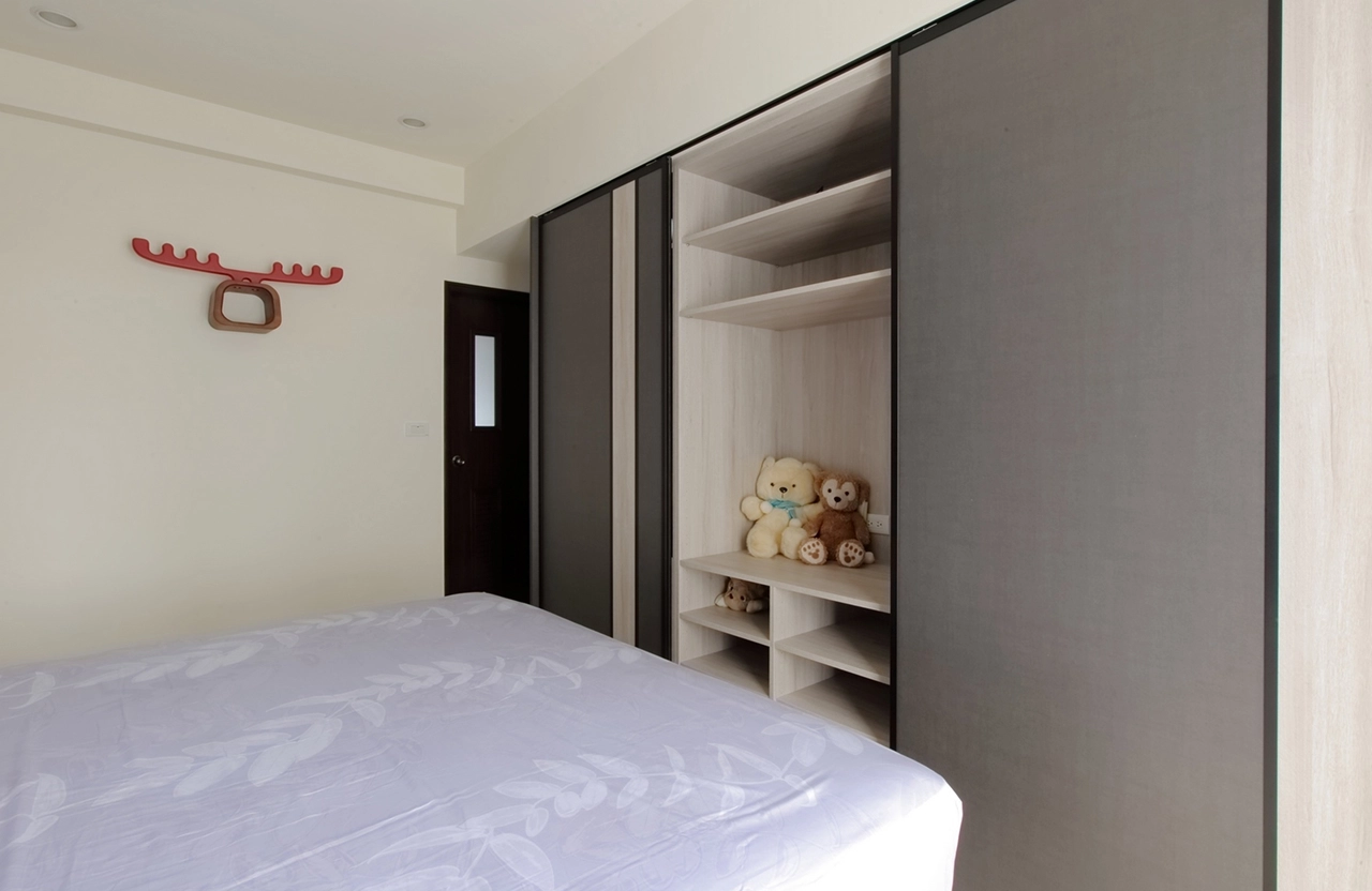 鋁框推拉門衣櫃設計： 滑順動線不佔空間，展現極致工藝細節。