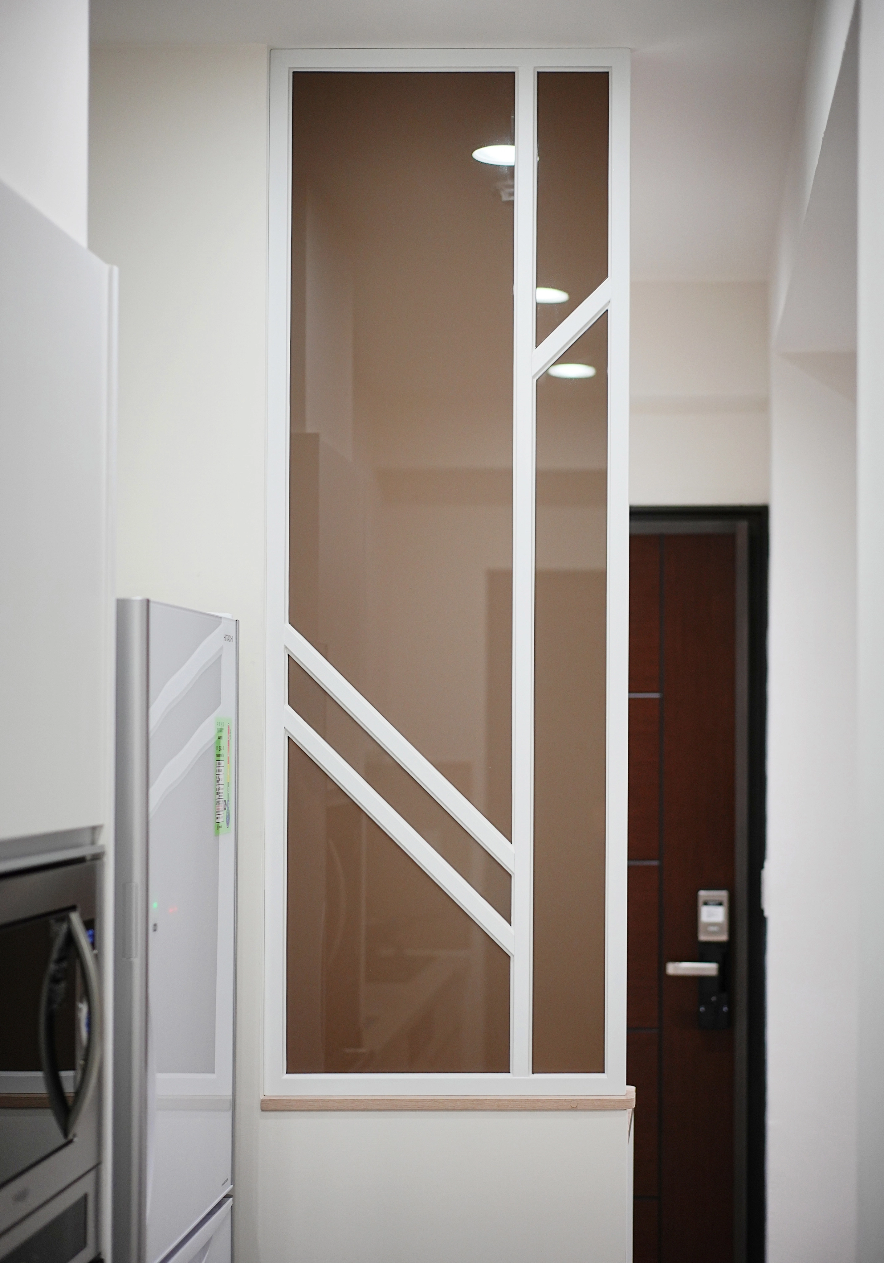 鐵件隔屏搭配歐式矮櫃： 打造質感落塵區，優化進出門動線。