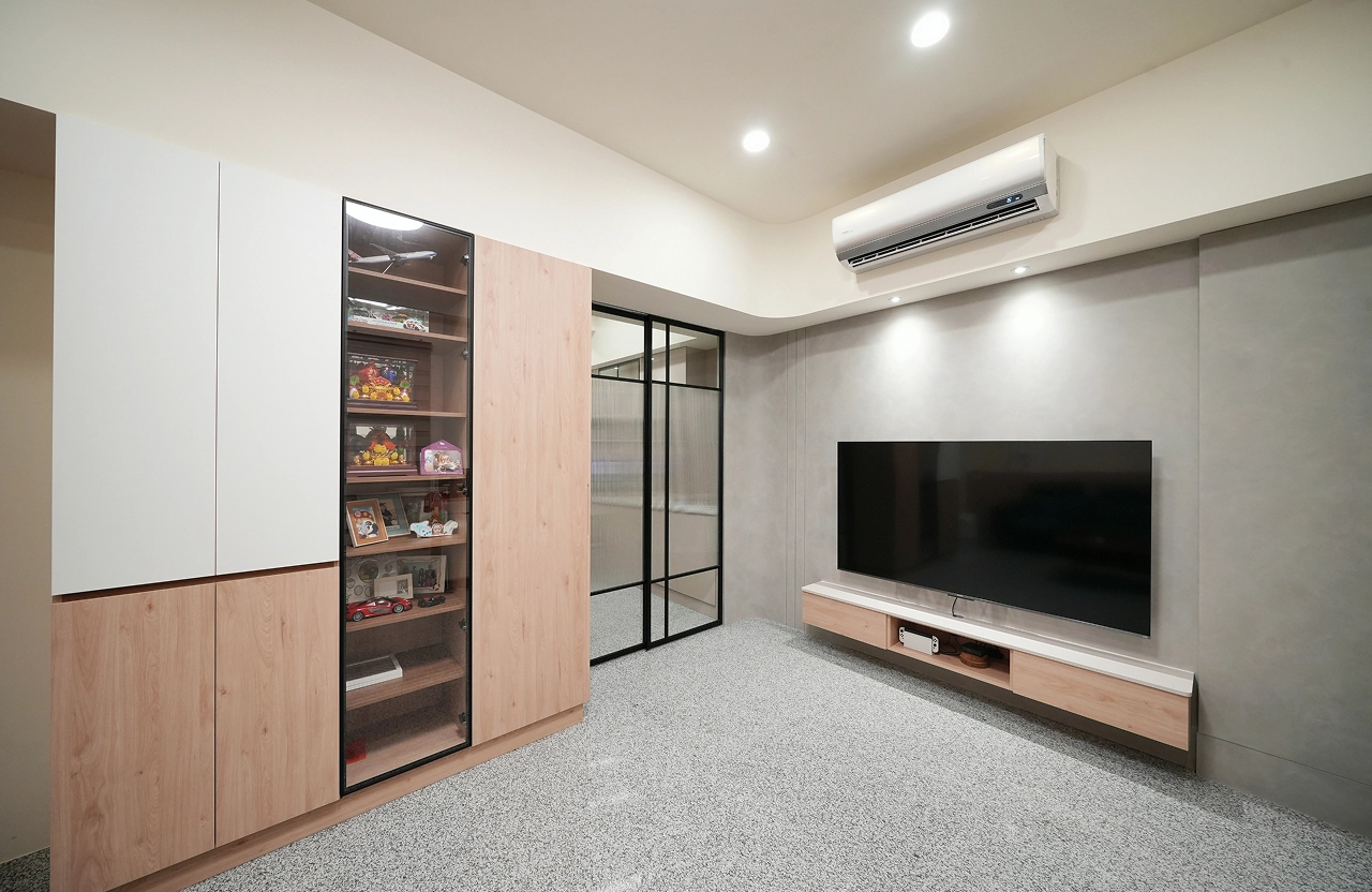 塗料電視牆搭系統櫃收納，長虹玻璃推拉門區隔空間，現代簡約高機能客廳。