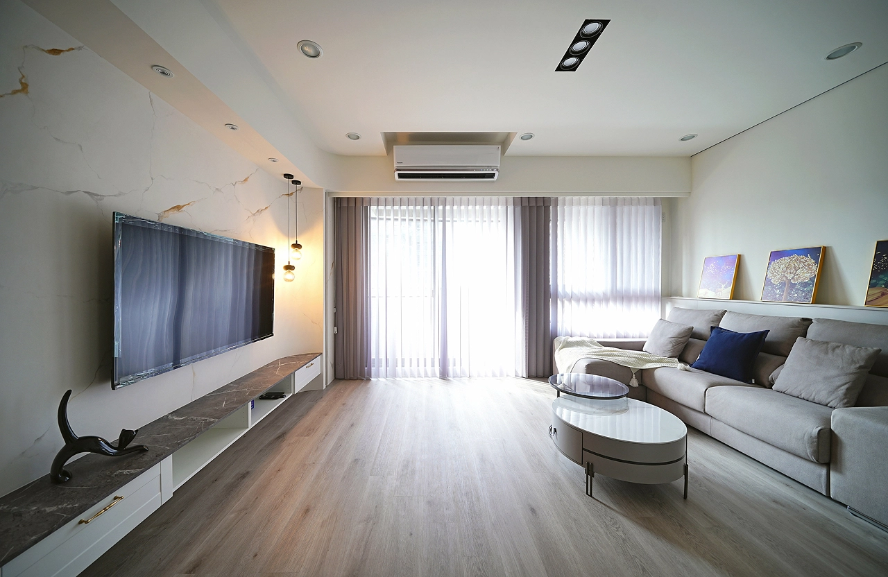 藝術塗料電視主牆設計： 純淨色調提升質感，打造極簡居家風格。