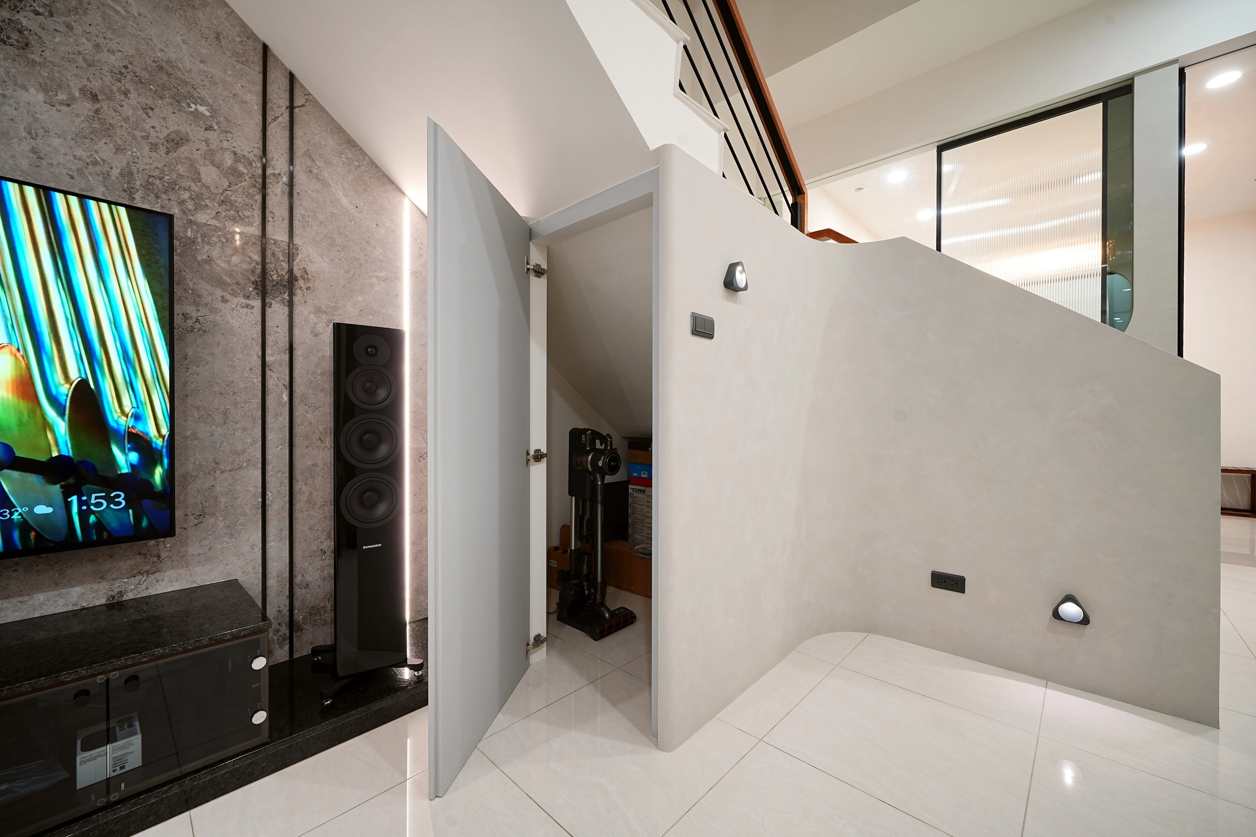 德盈室內設計:隱藏式藝術塗料儲藏室,以細緻手感紋理融入牆面,兼顧大容量收納與居家美學。