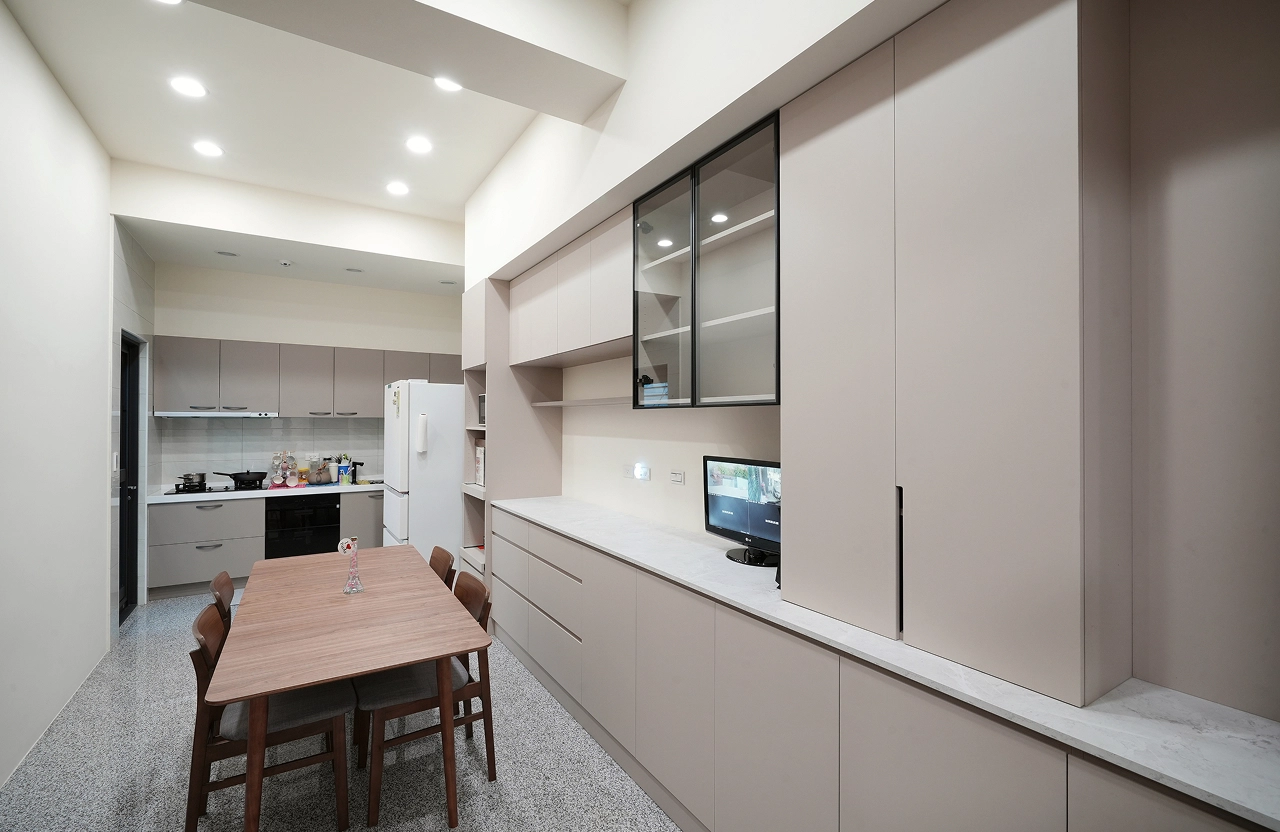 新成屋透天餐廳規劃大型系統餐櫃，精算裝修預算打造高收納美學
