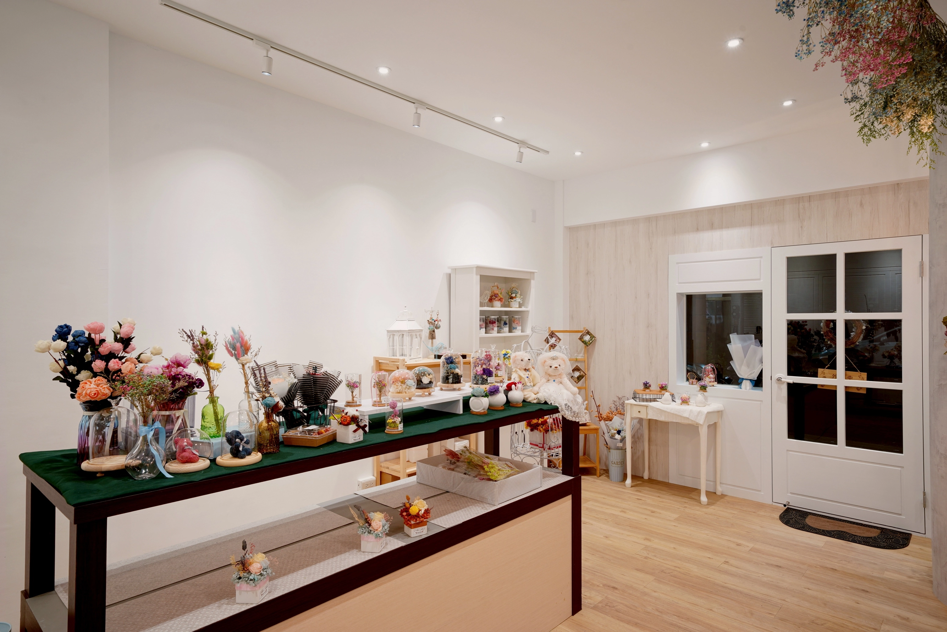 室內華麗吊燈設計,點綴清新花房,打造充滿藝術氣息的職人工作場域。