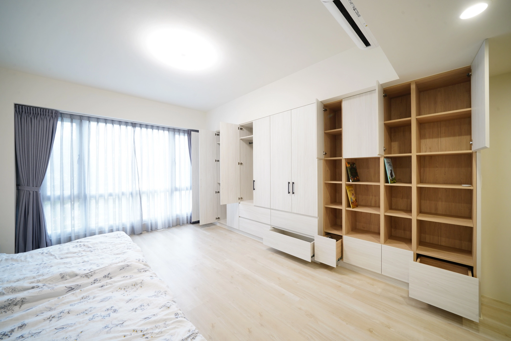 德盈室內設計:高效能系統衣櫃與收納櫃,滿足分類儲物需求,體現極簡俐落且實用的臥室收納美學。