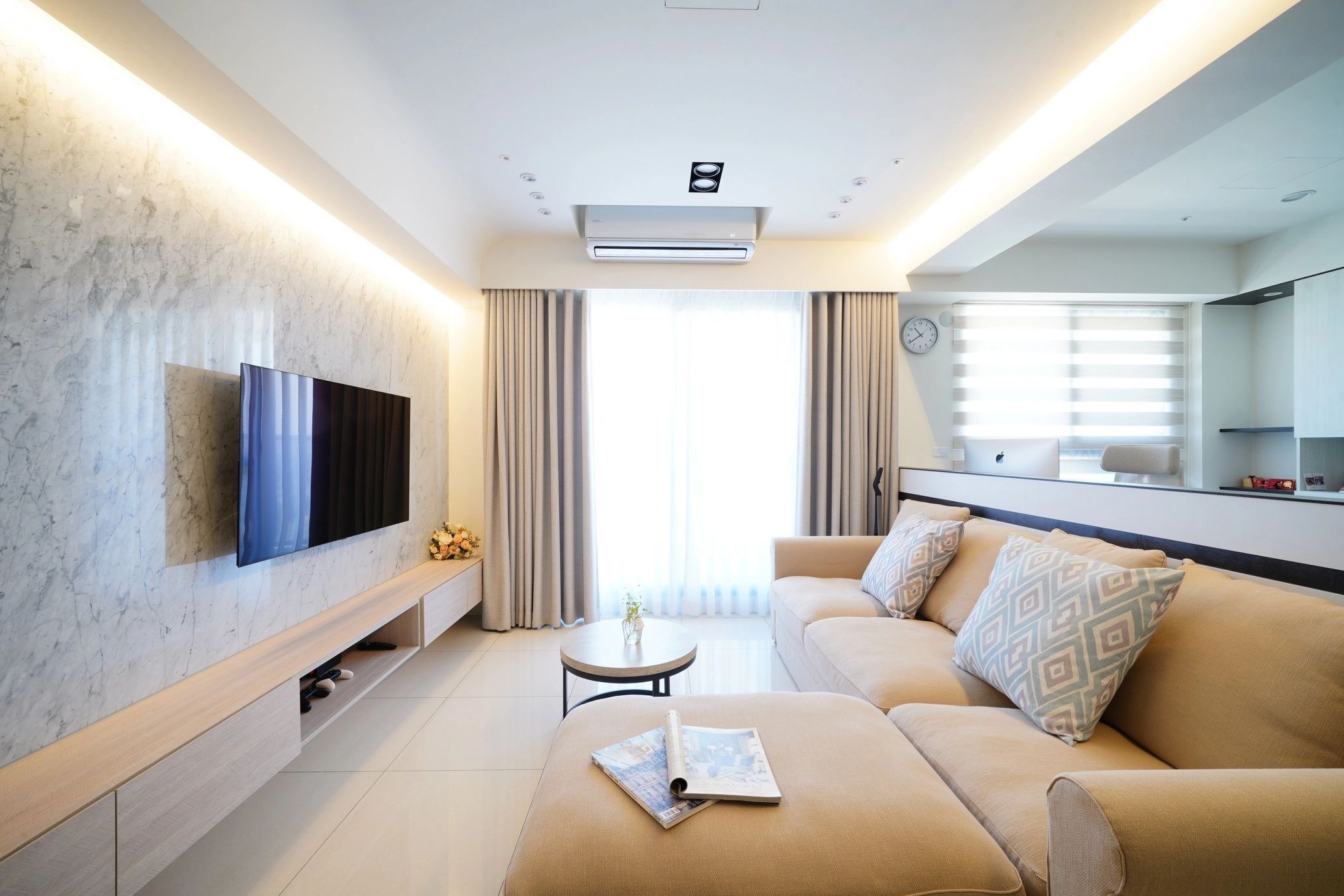 德盈現代北歐客廳:間接照明勾勒大理石牆面,半開放式書房放大空間感。