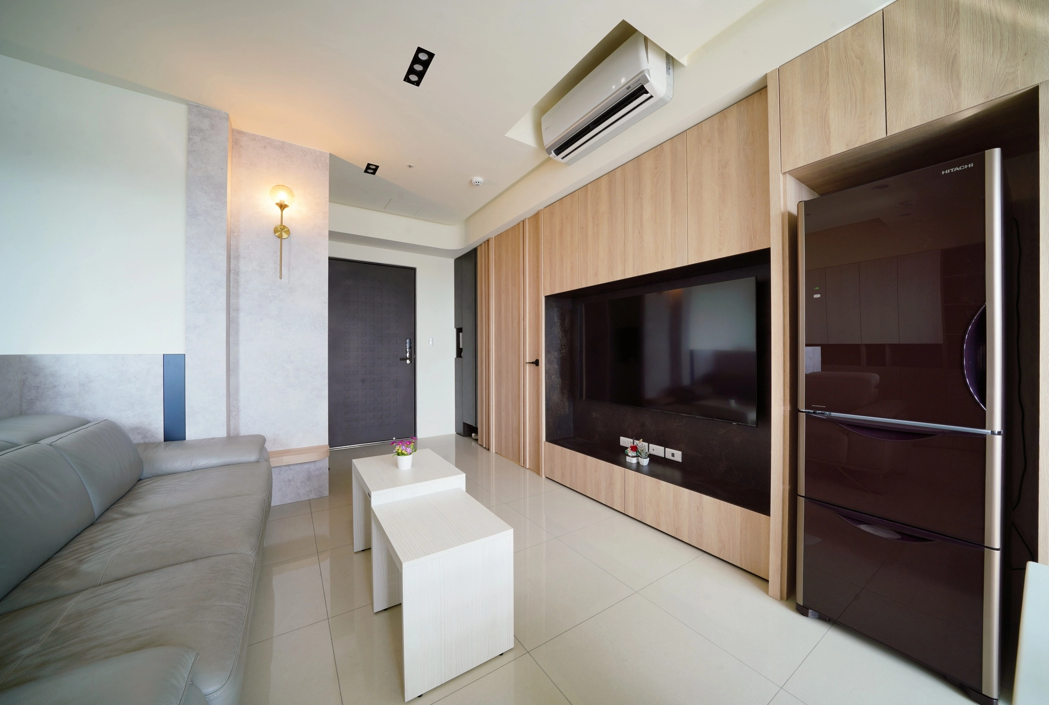 系統櫃隱藏式貓洞。寵物友善材質與結構,打造不羈都會態度,充滿溫度的家。