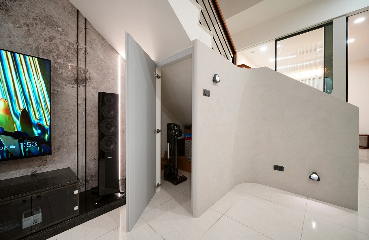 德盈室內設計：隱藏式藝術塗料儲藏室，以細緻手感紋理融入牆面，兼顧大容量收納與居家美學。