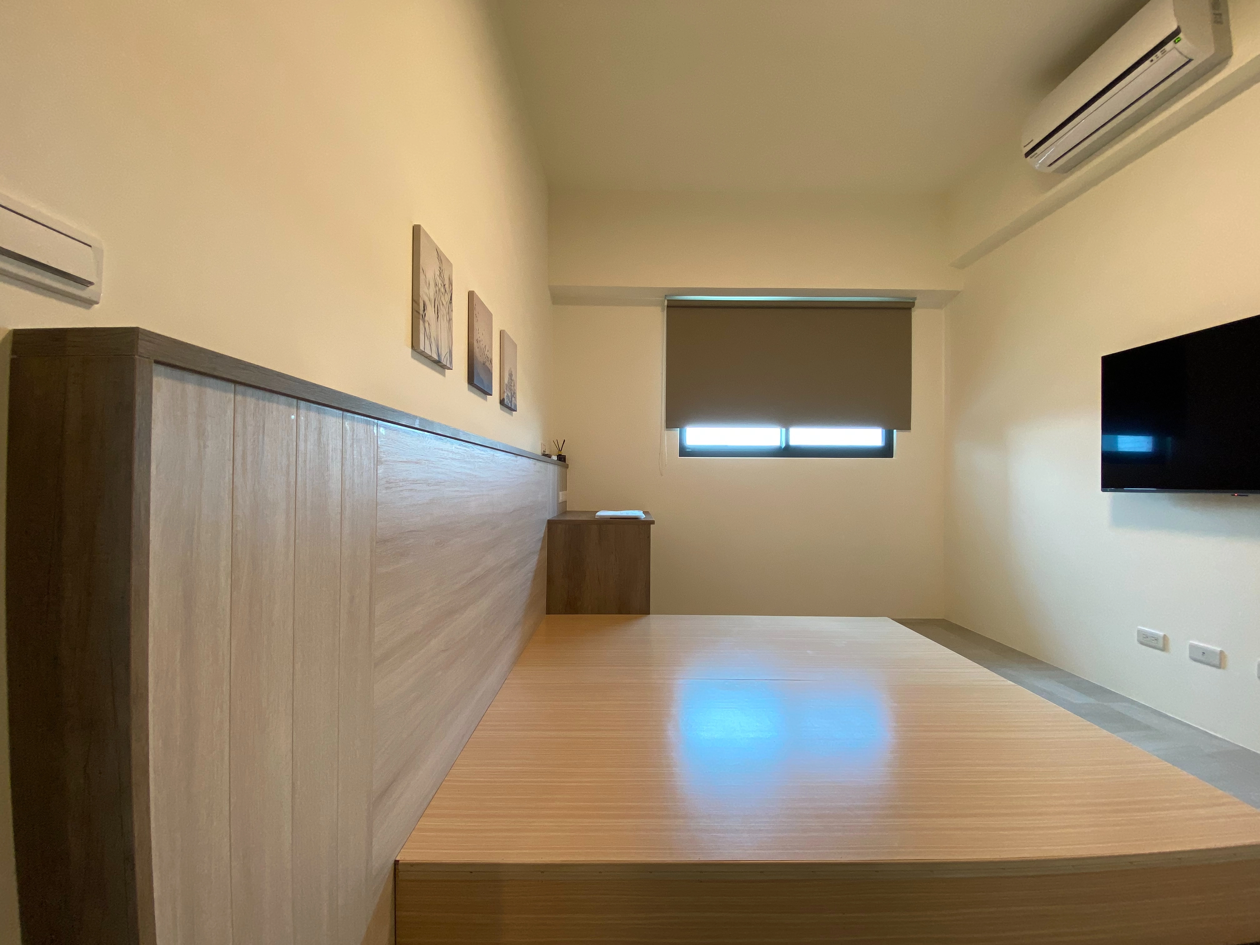 德盈室內設計主臥:打造溫潤的木紋床頭背牆,透過自然木質紋理,營造沉穩放鬆的舒眠臥室空間。