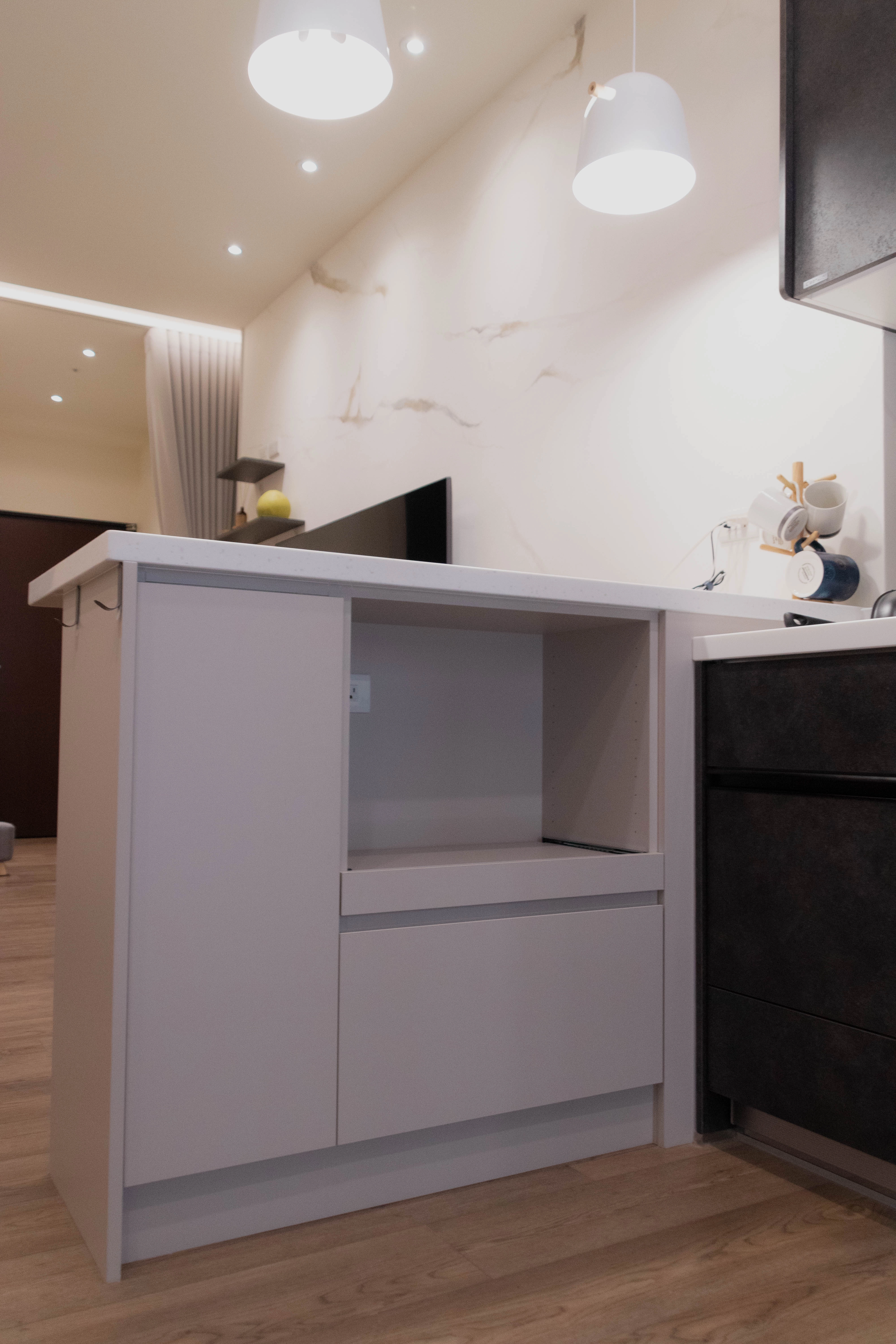 德盈室內設計：現代質感廚房吧檯規劃，透過流暢線條與材質配置，打造居家放鬆與餐廚空間的核心亮點。