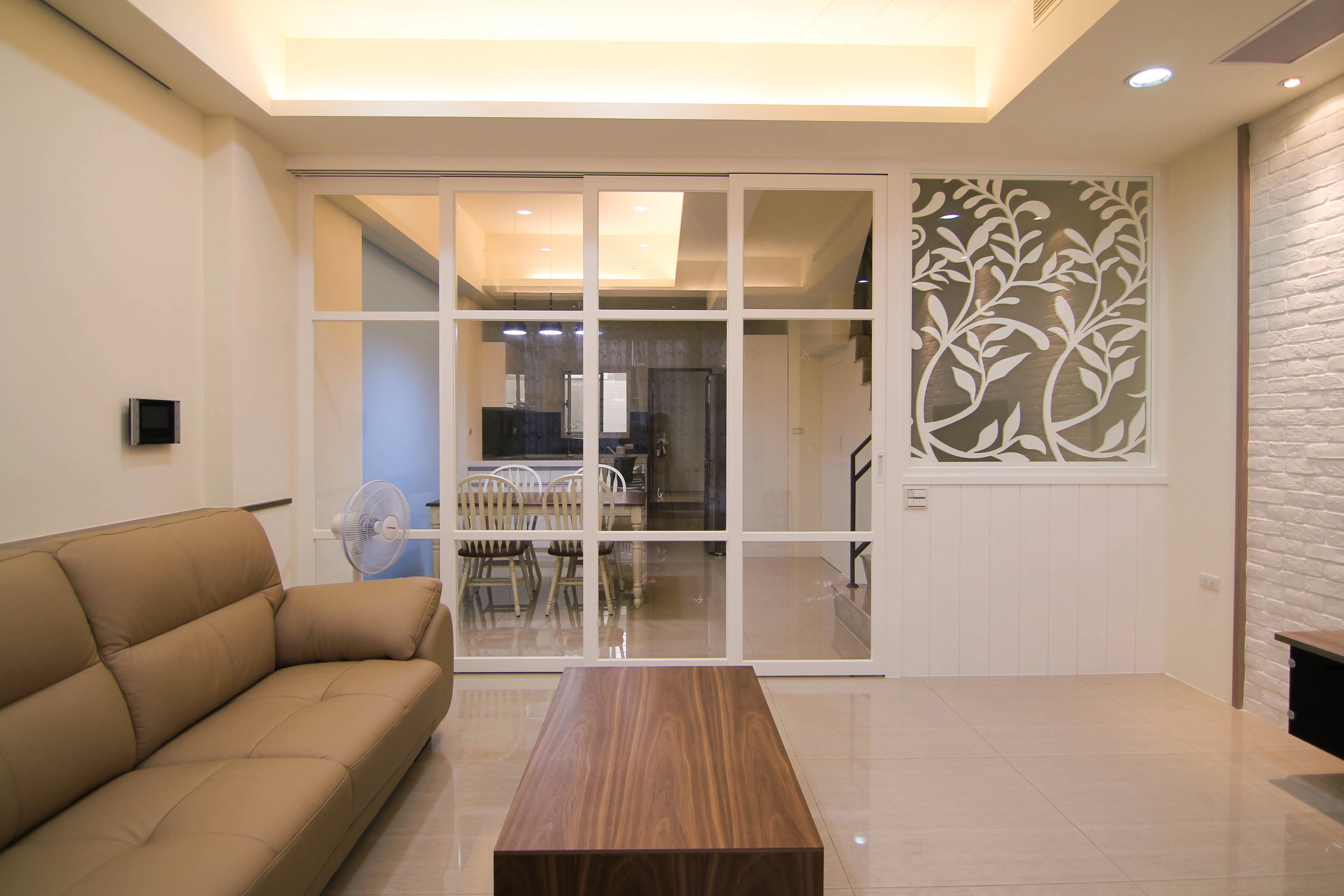 鄉村風造型花窗設計: 細膩點綴牆面,堆疊異國休閒氛圍。