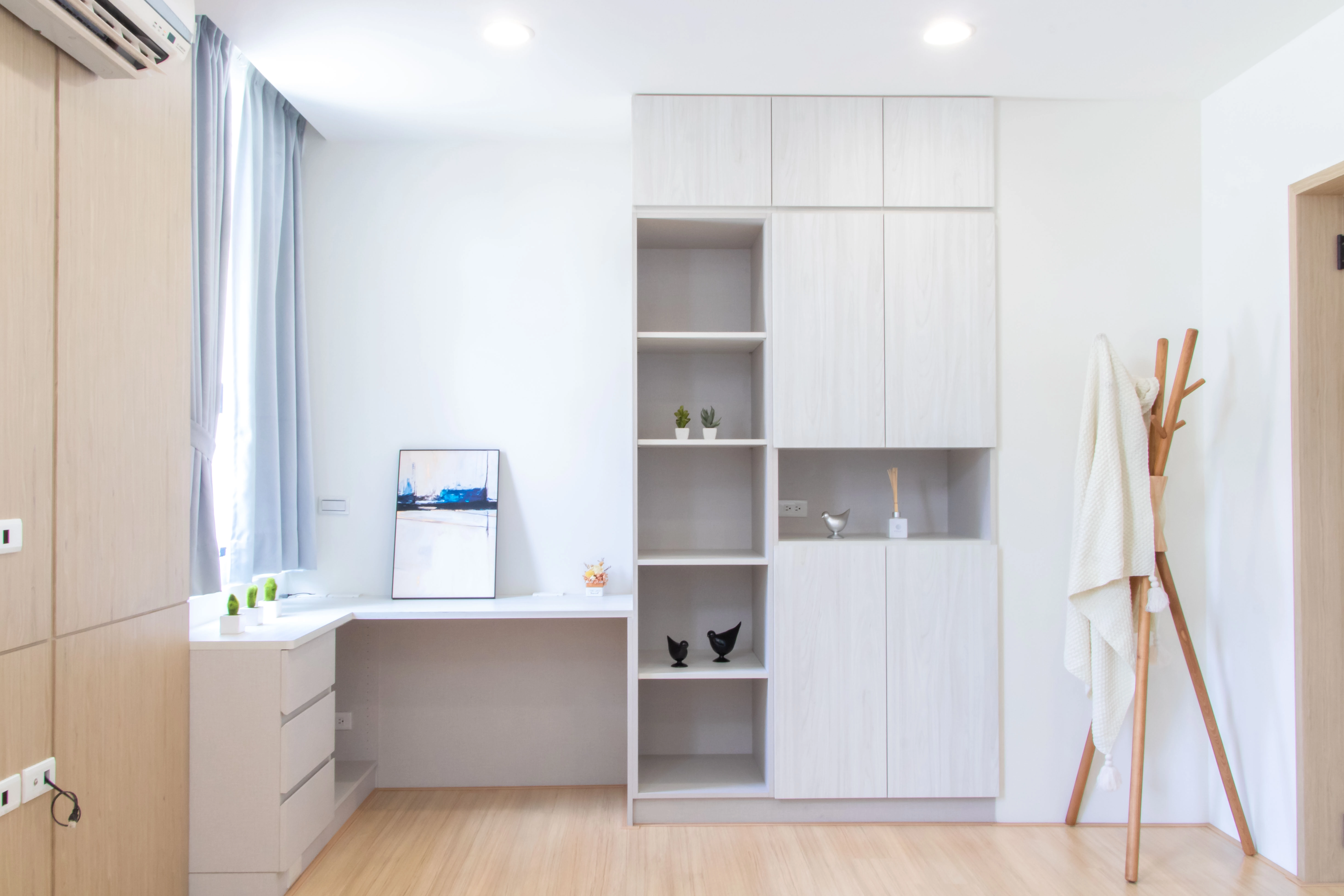 系統櫃量身打造: 從頂天衣櫃到開放格,量身訂製專屬收納方案,徹底釋放空間潛力。