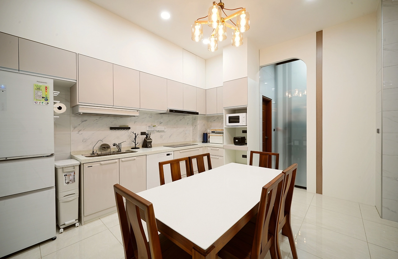 德盈空間規劃：極簡溫潤奶茶廚具櫃，客製化嵌入式家電收納，打造清新且功能完備的現代餐廚。