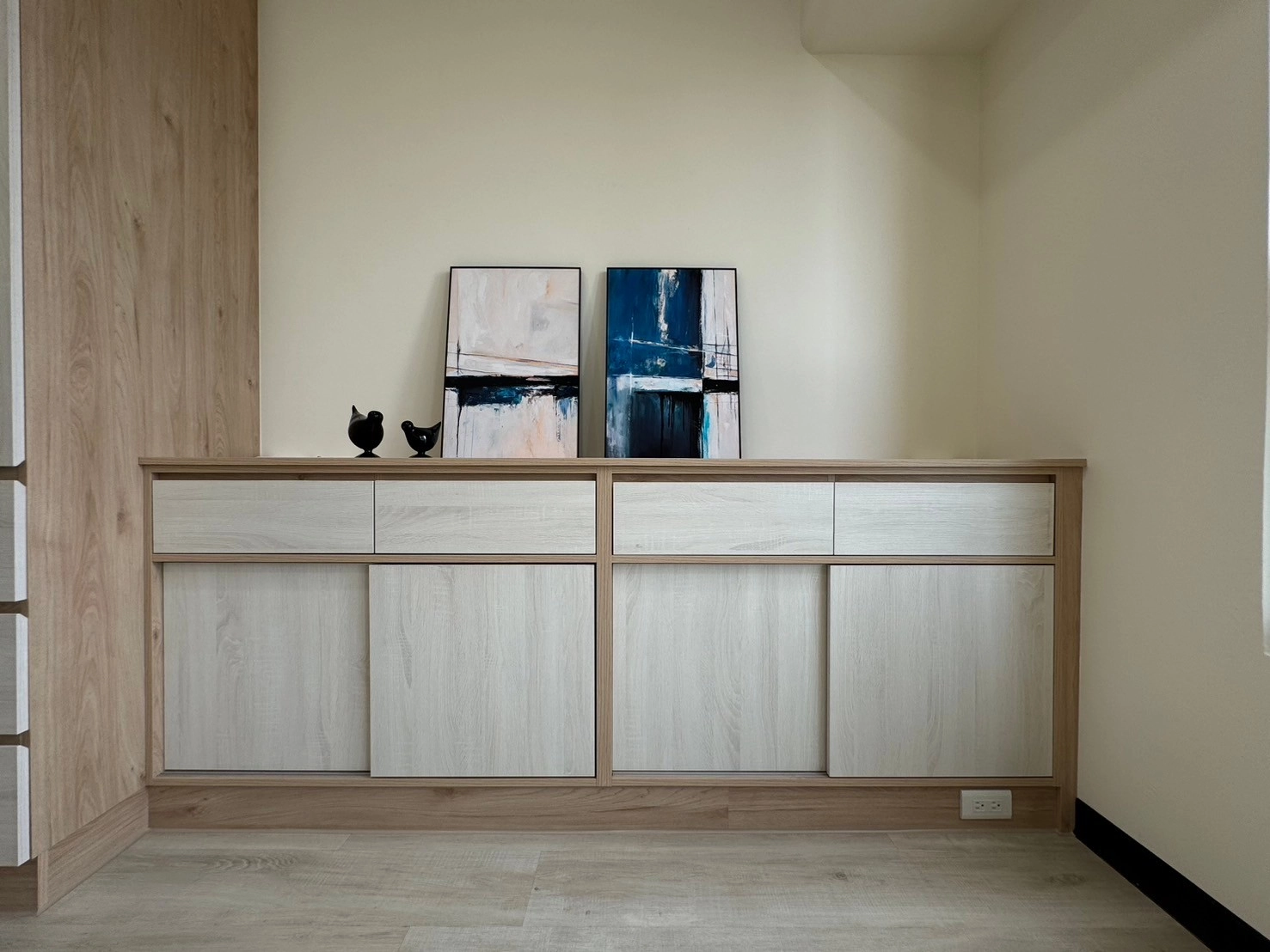 德盈室內設計:臥室選用高品質系統推拉門,節省空間且開關滑順,優化主臥室的整體動線規劃。