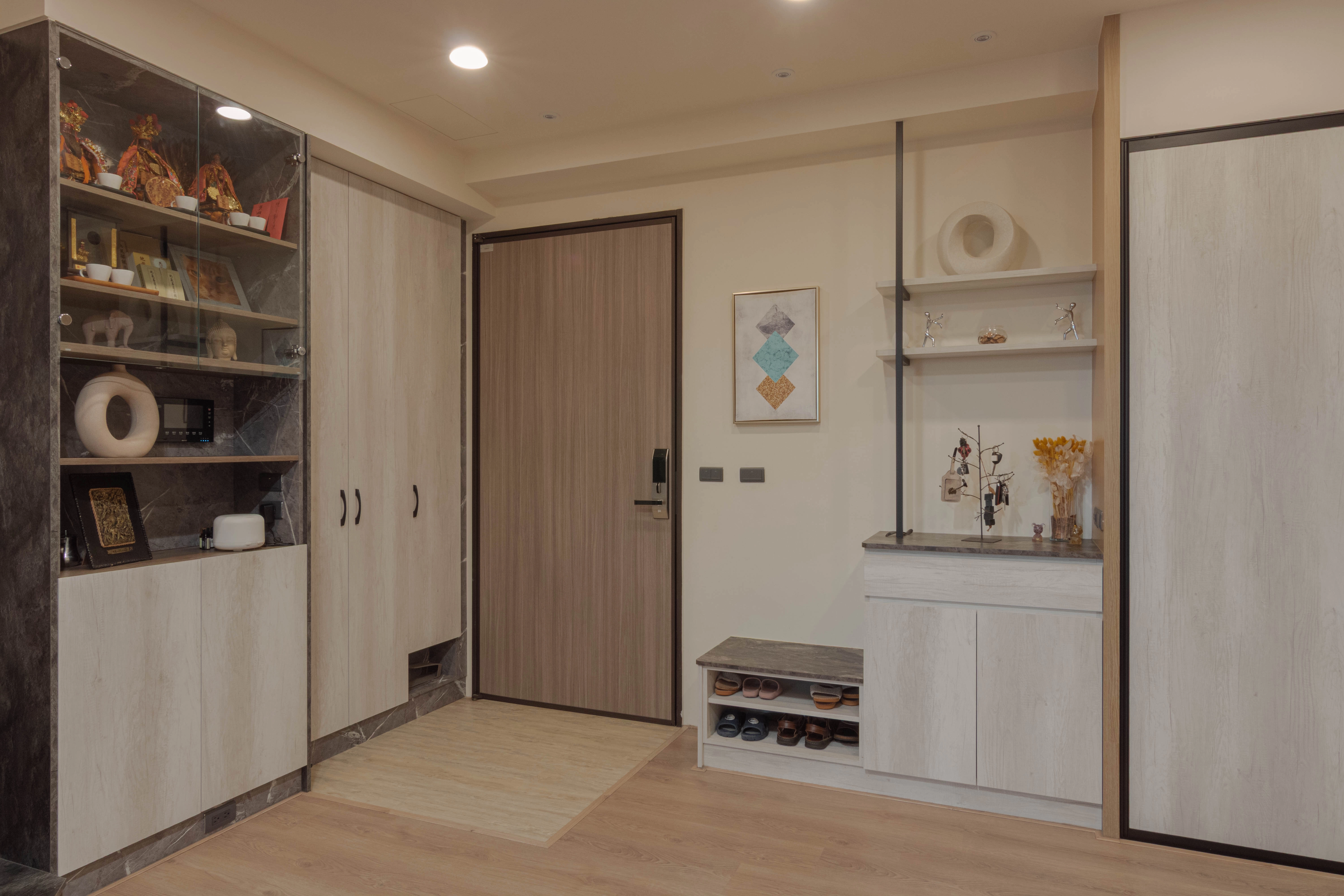 德盈設計臺邦首府案例:九份子重劃區玄關穿鞋區,圓弧轉角櫃打造溫潤入門端景。