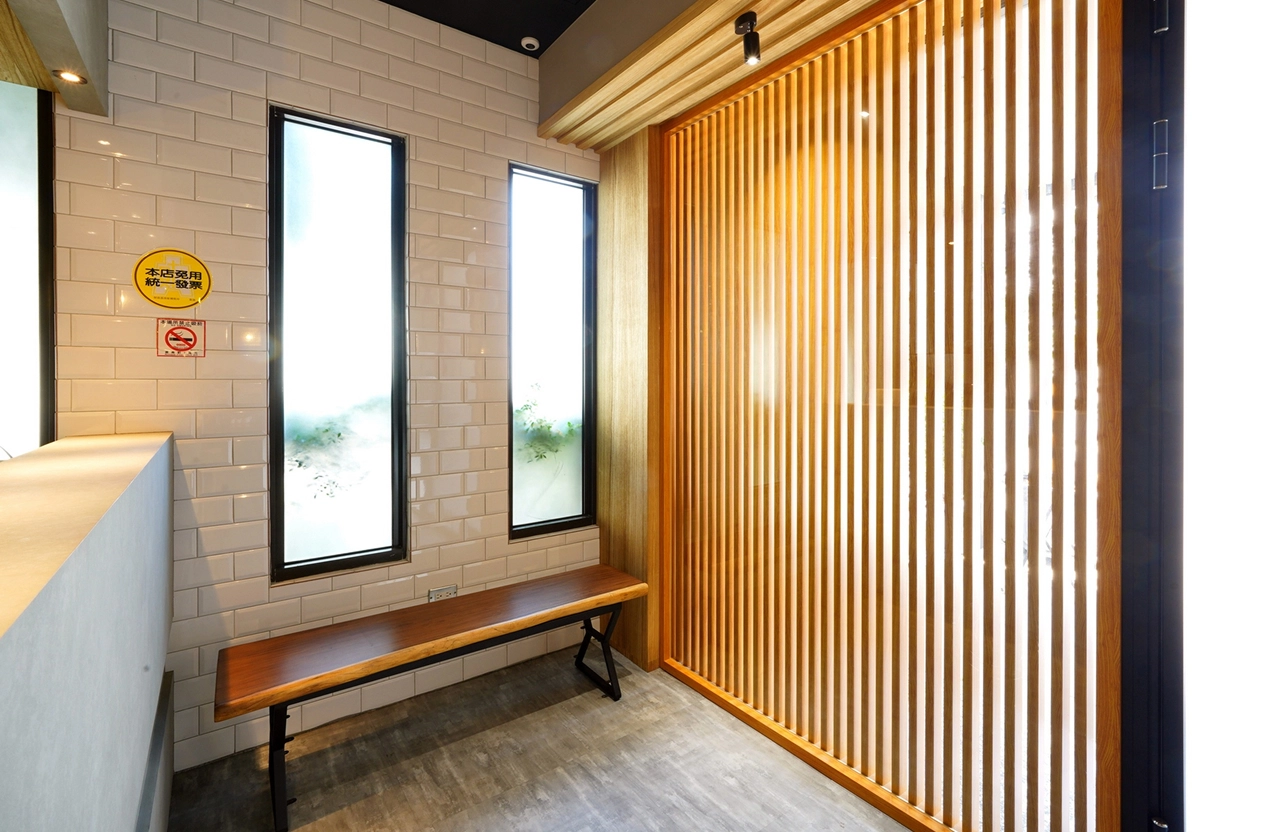 日式木質格柵造型： 溫潤木質平衡粗獷基底，提升視覺層次。