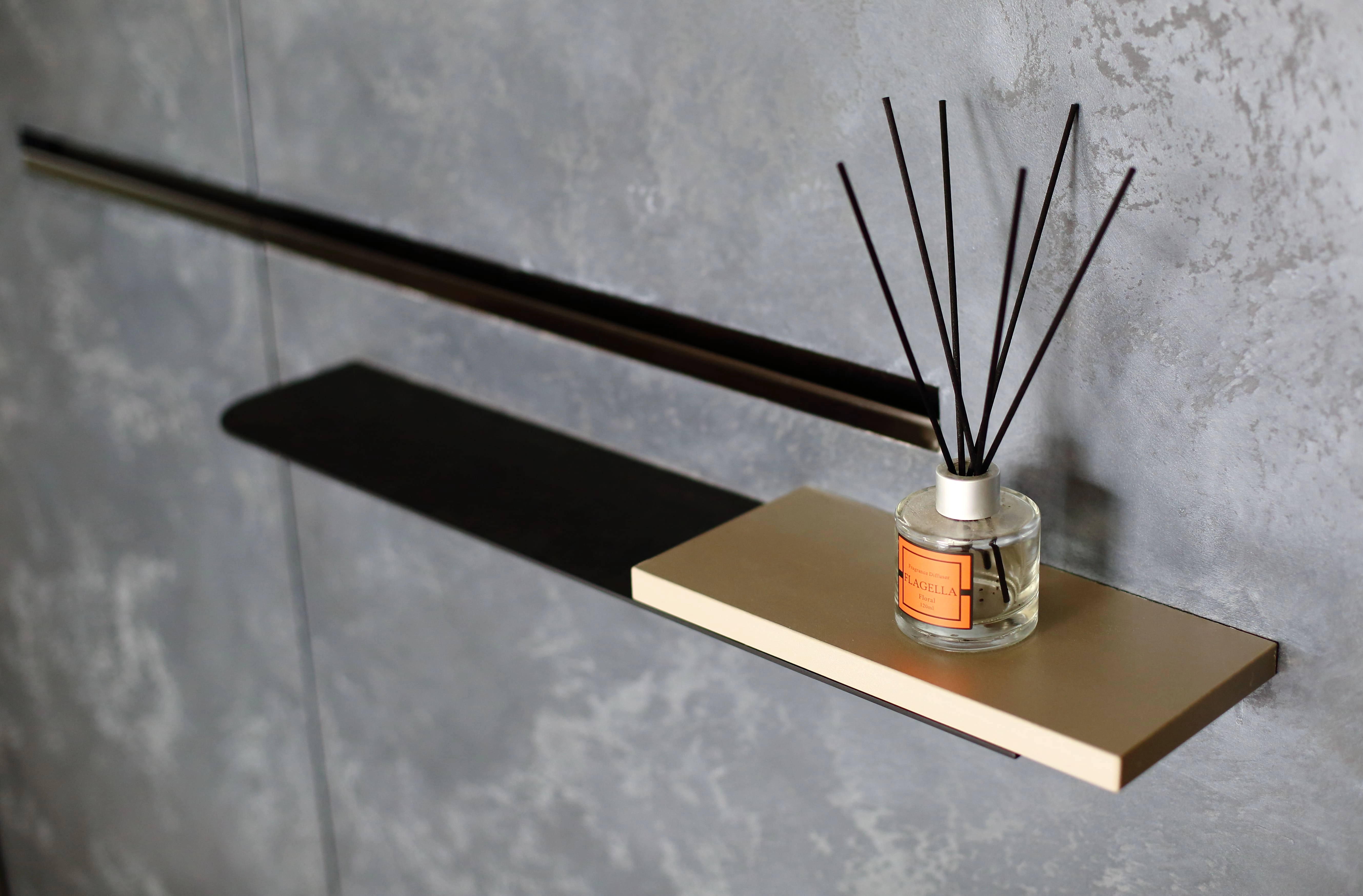 開放式造型系統展示櫃: 兼具置物與美學品味,收納藝品落落大方。