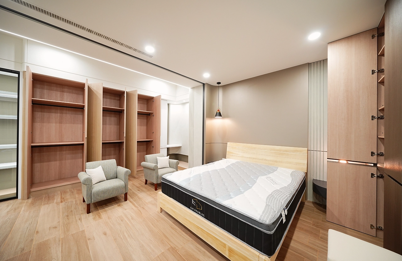 質感臥室收納設計：櫃體上封板對齊天花板，展現德盈精緻施工細節。