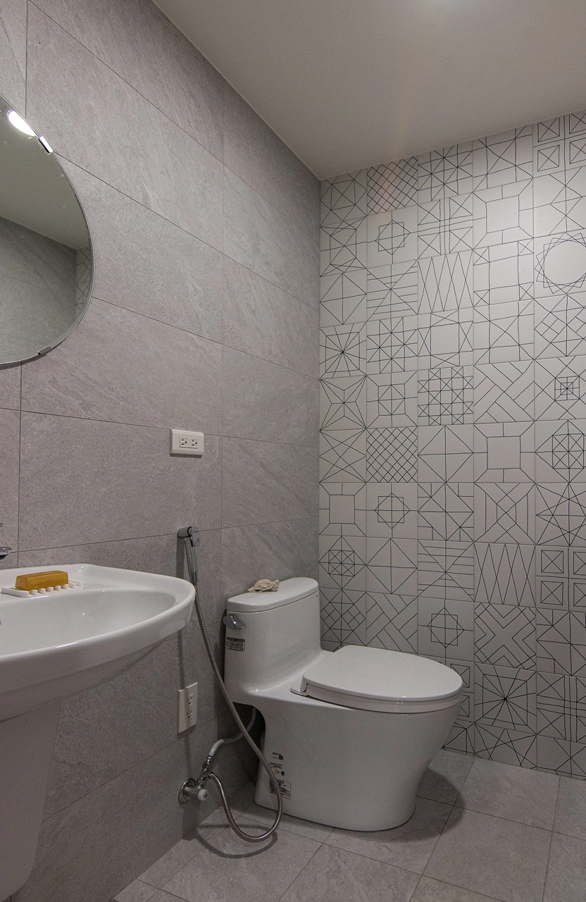 衛浴設備全面升級： 門片與門檻換新，主臥鋪設SPC地板，提升居家品質與耐用性。