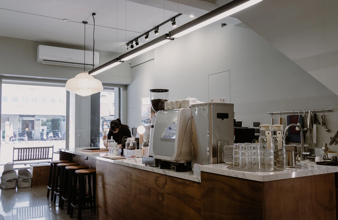 德盈設計商空細節：精緻展示層架結合隱藏式燈光，完美呈現咖啡廳空間的美學層次。