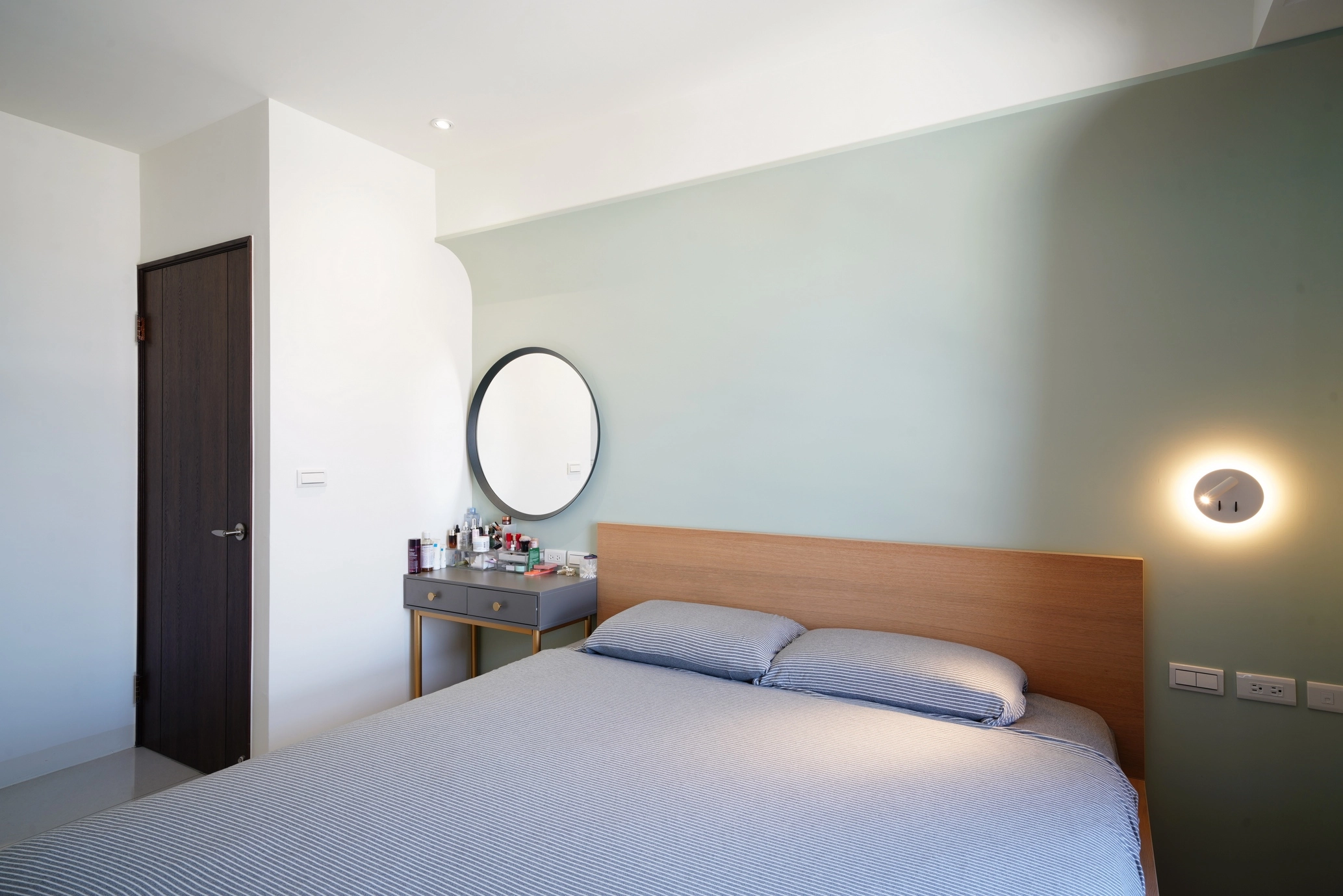 德盈設計臥室實景:床頭燈光規劃與系統衣櫃配置,展現機能兼具的美感臥室規劃。