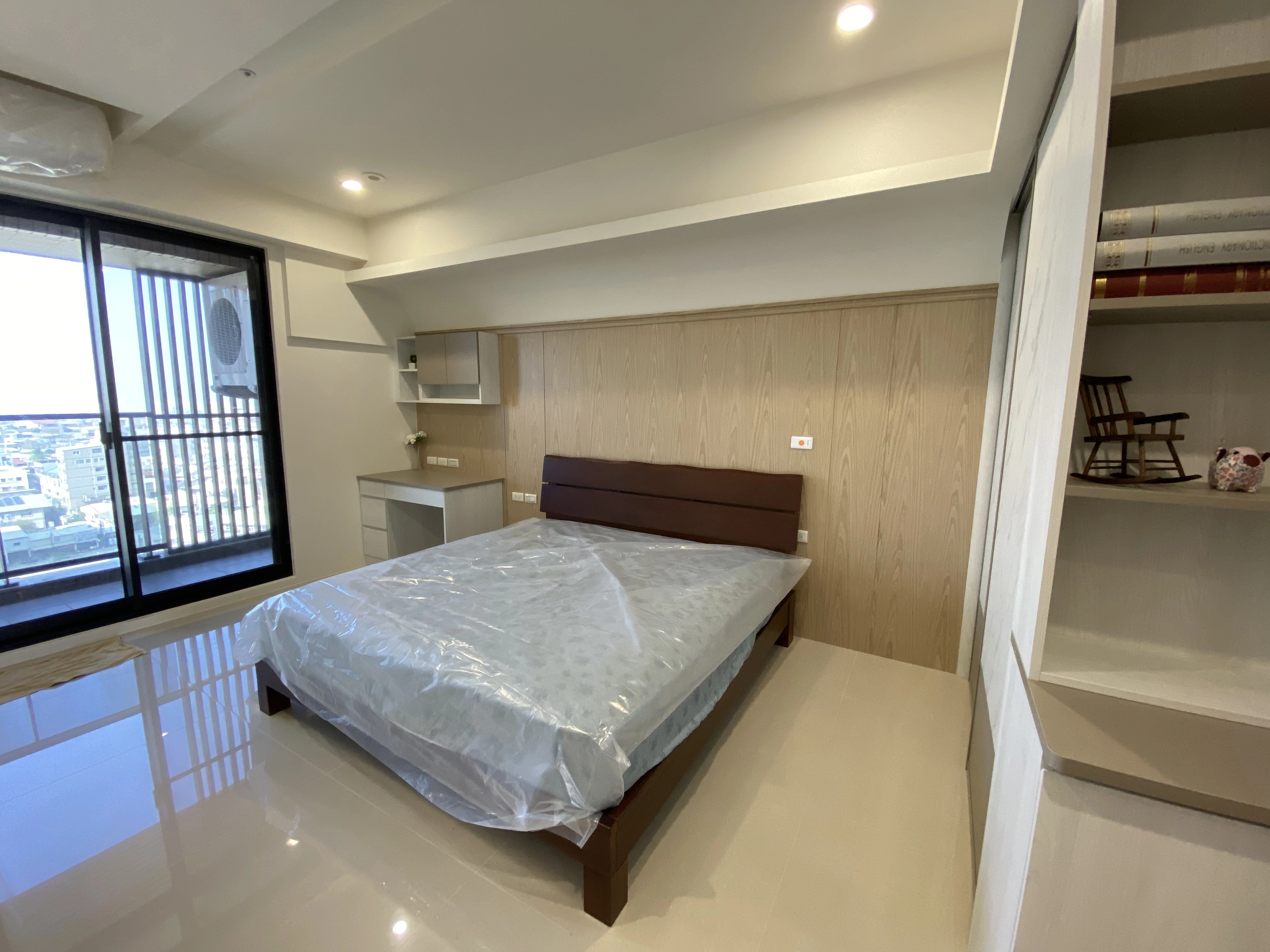 德盈空間規劃:柔和燈光營造舒眠氛圍,結合簡約美學設計,打造高品質的主臥休憩空間。