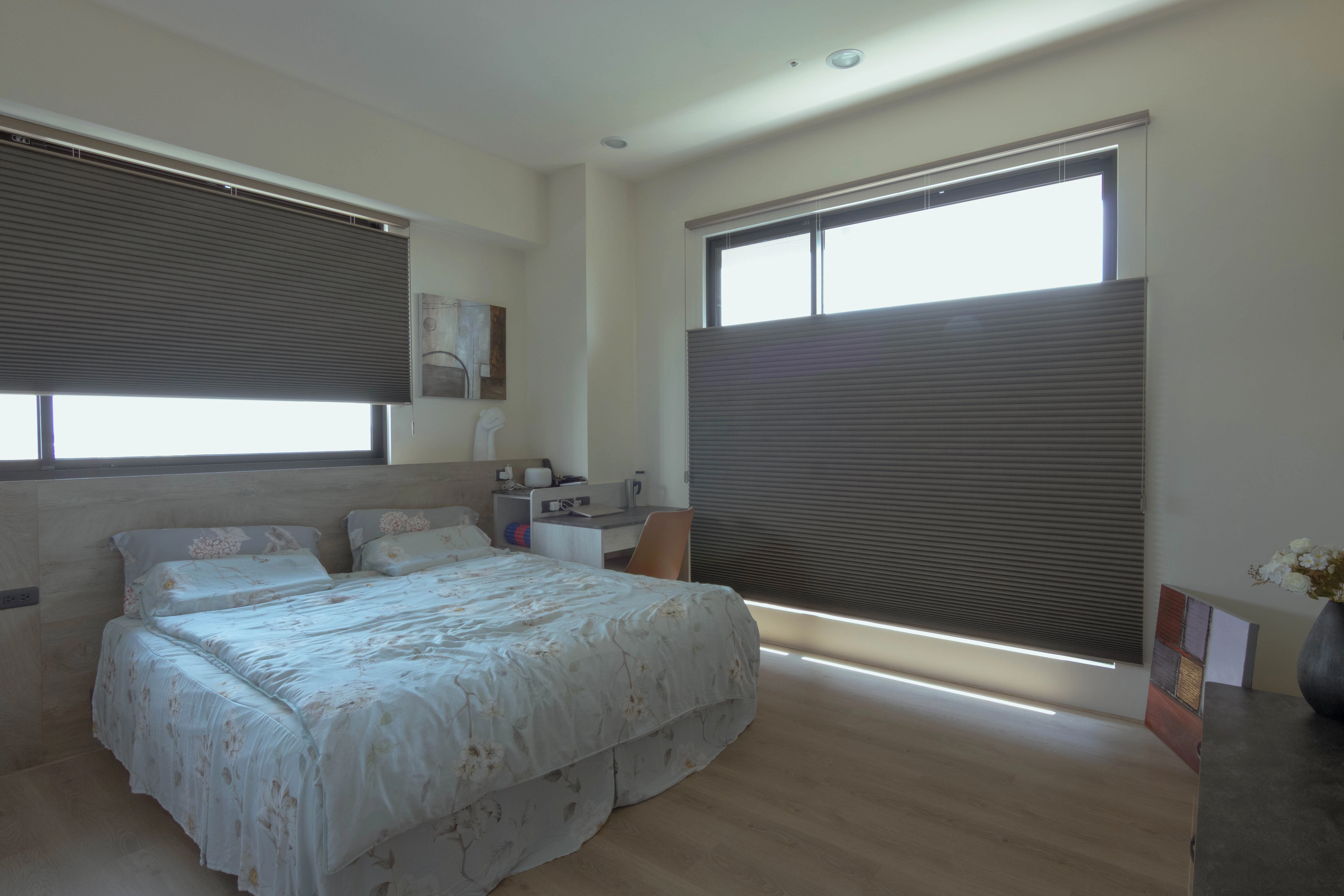 德盈設計主臥實景:溫潤木質床頭牆搭配深色系統背板,營造雅緻舒眠睡眠空間。