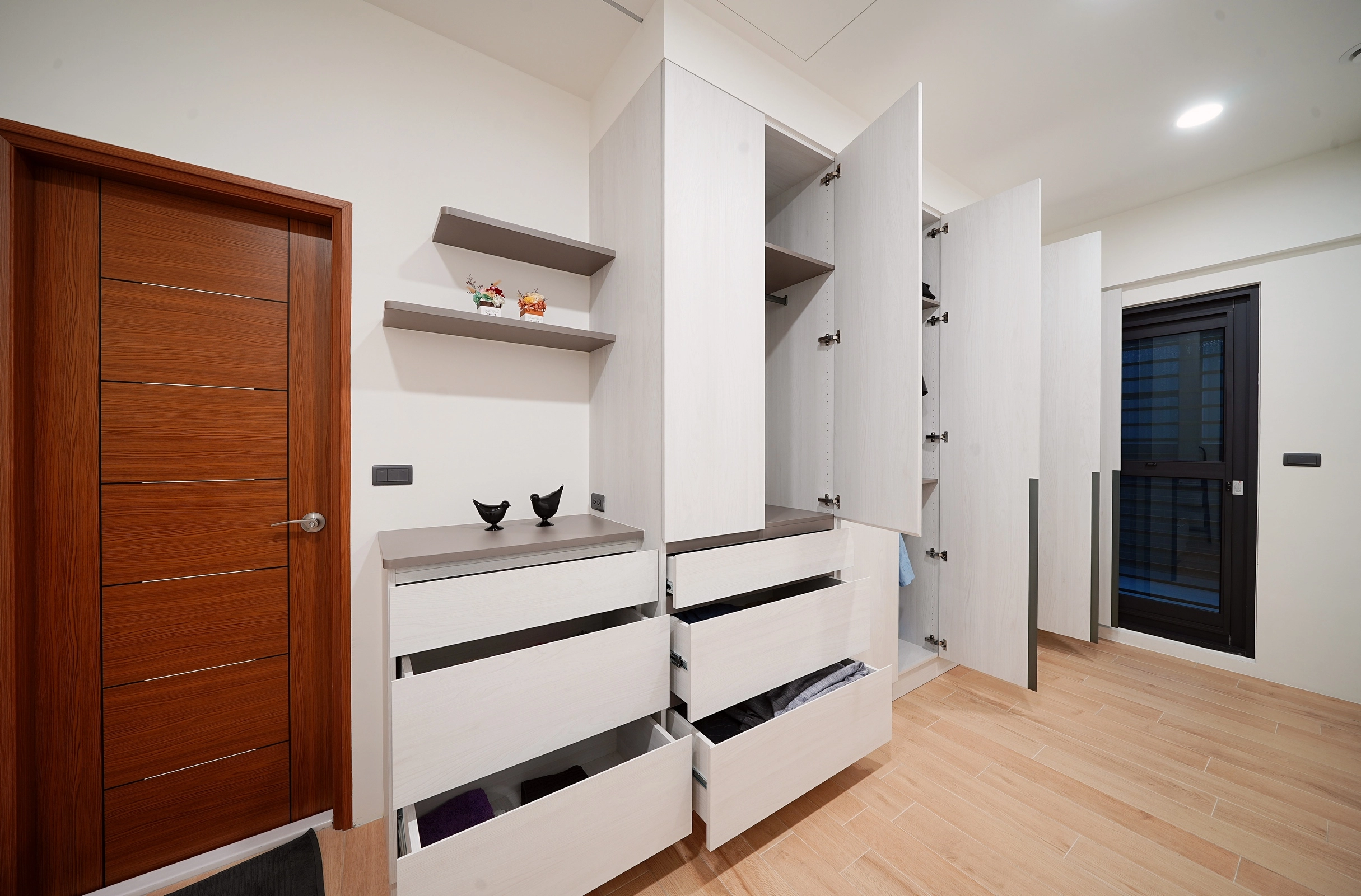 德盈空間規劃:系統櫃精緻材質觸感,透過暖色調配色與五金細節處理,實現機能與美學兼具的收納美學。