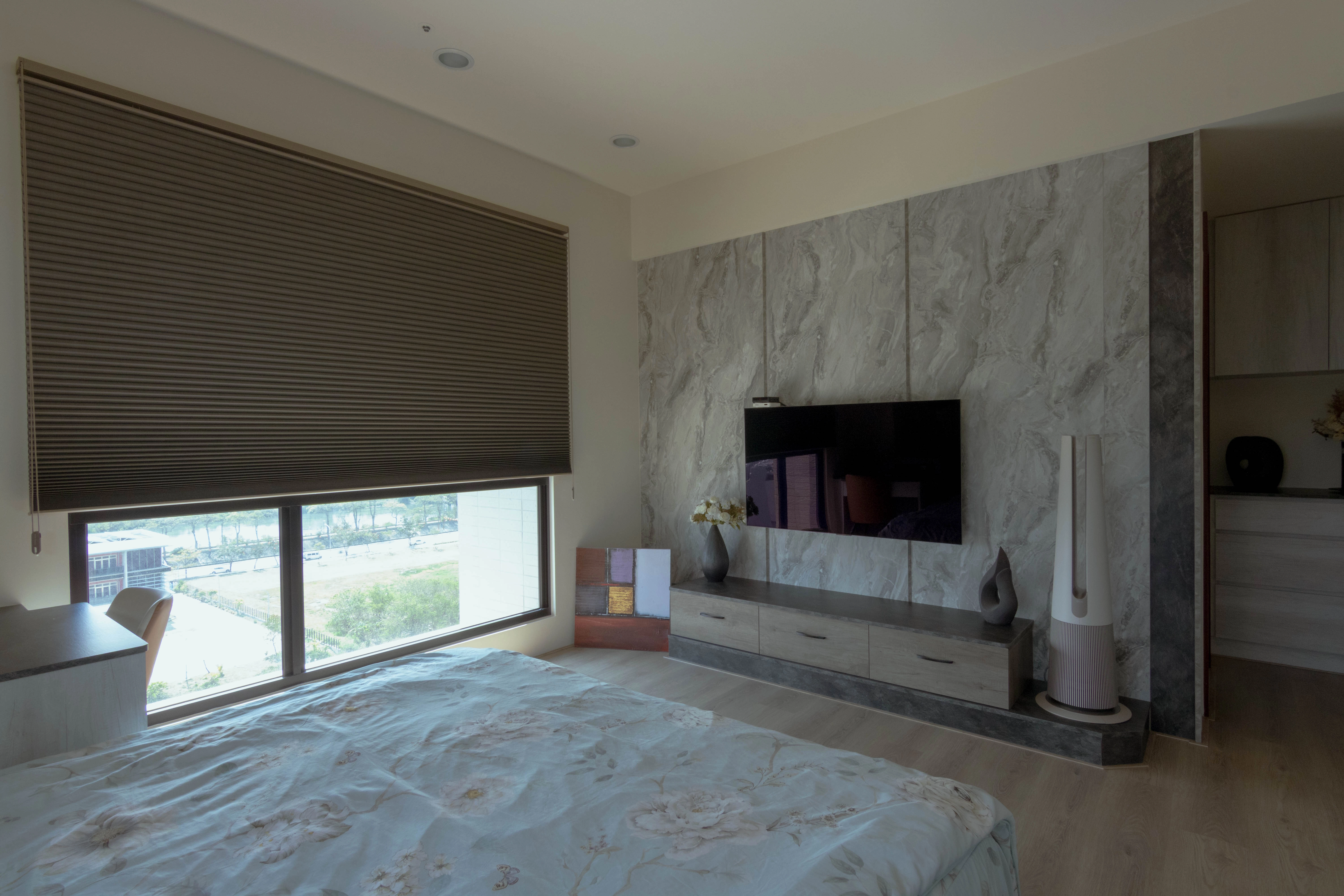 德盈主臥設計案例:系統滑門衣櫃整合收納空間,簡約現代風格提升臥房生活品質。