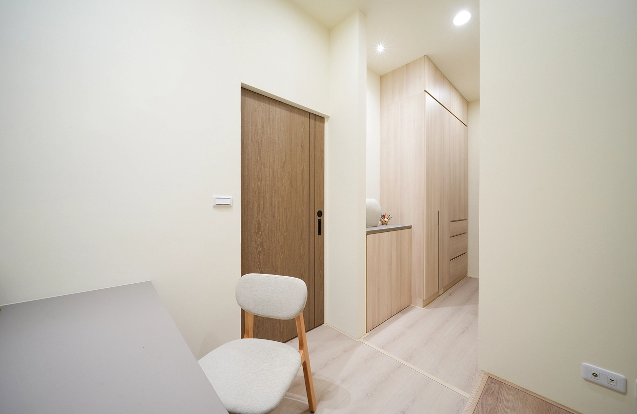 小坪數收納：書房整合整面系統衣櫃與矮櫃，極大化儲物空間