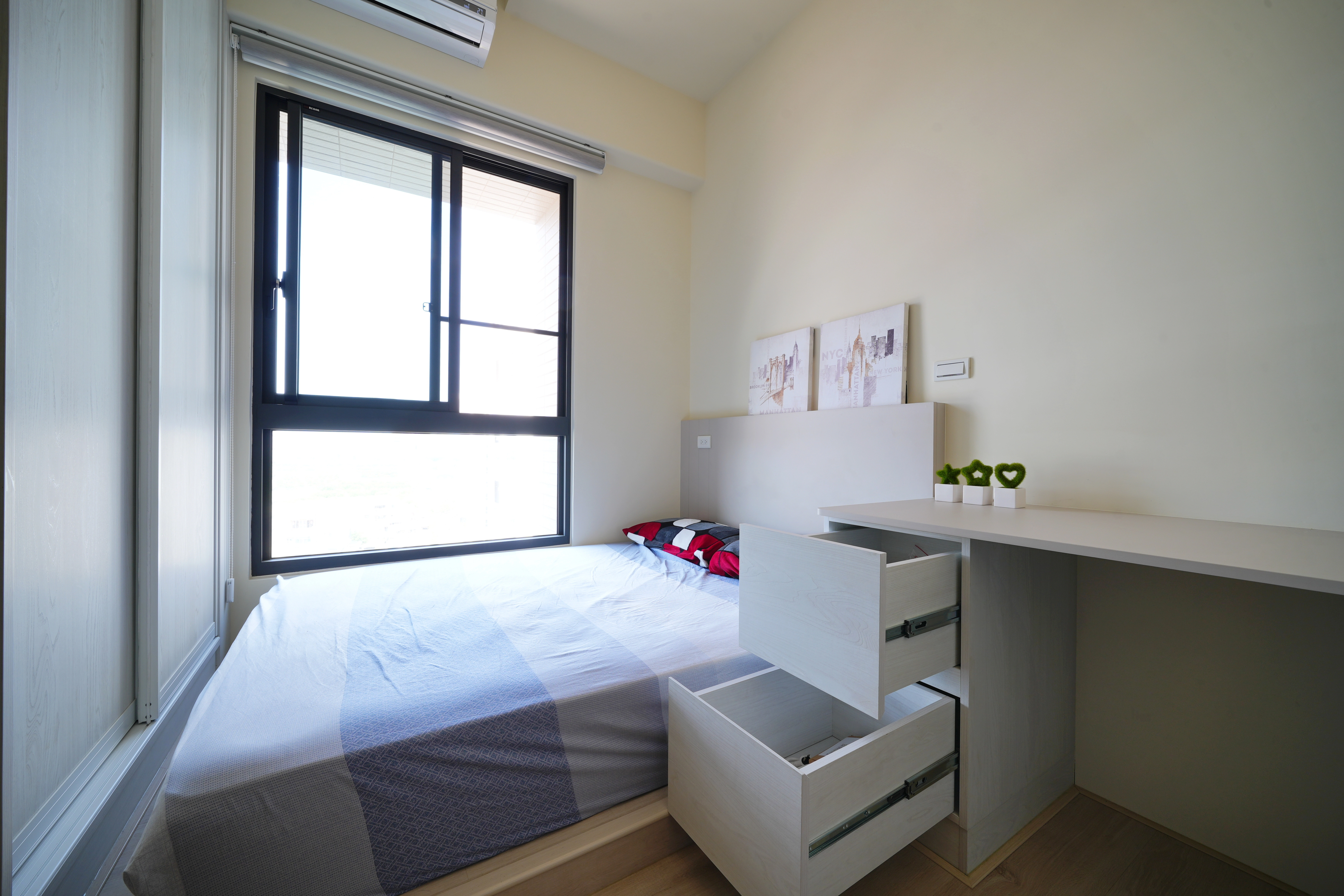 客房兼書房L型系統書桌組。德盈台南系統設計,編織舒適且充滿質感的居家樂章。