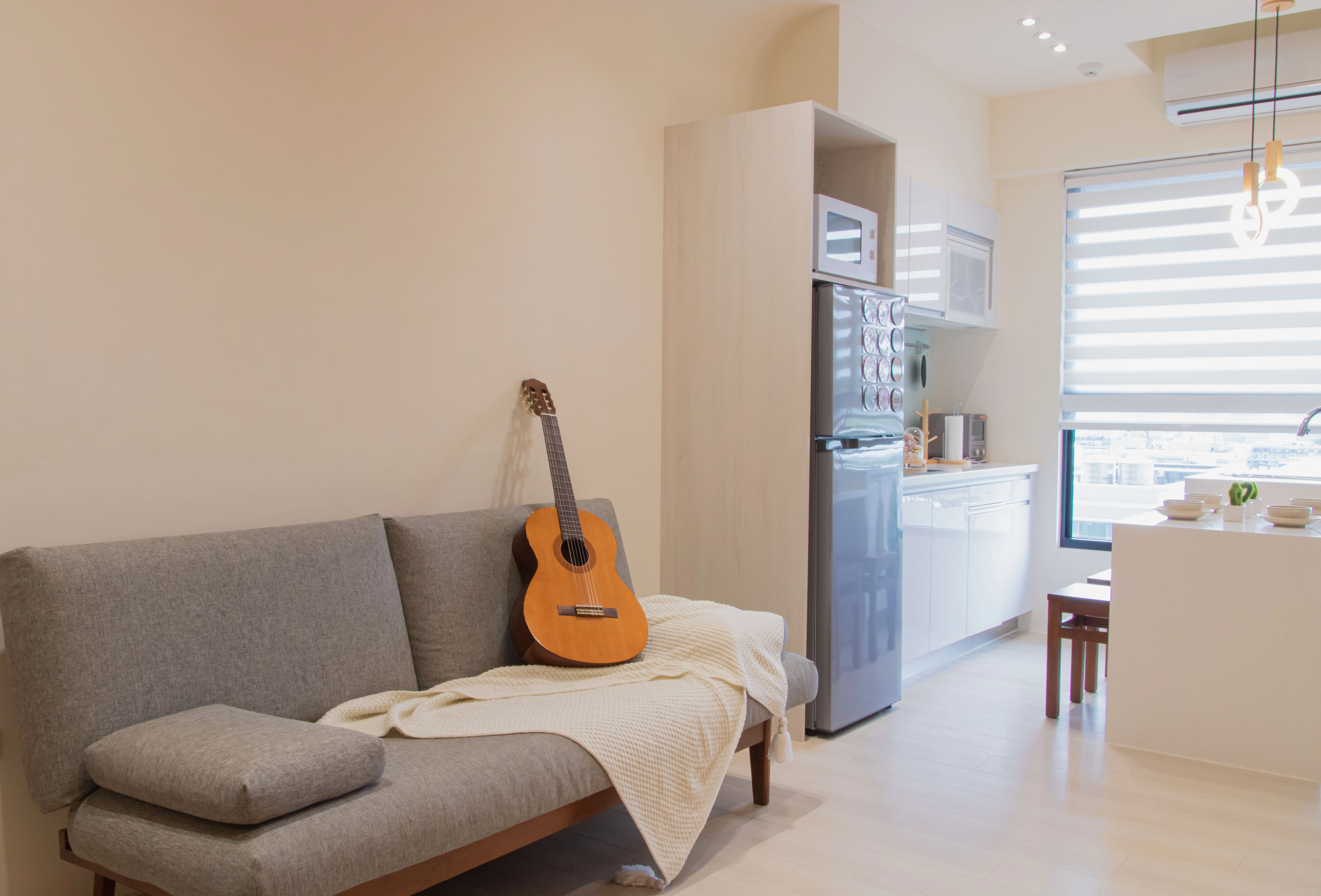 德盈室內設計細節:量身打造專屬廚房冰箱櫃,將家電與系統櫥櫃完美整合,維持廚房整體清爽俐落感。