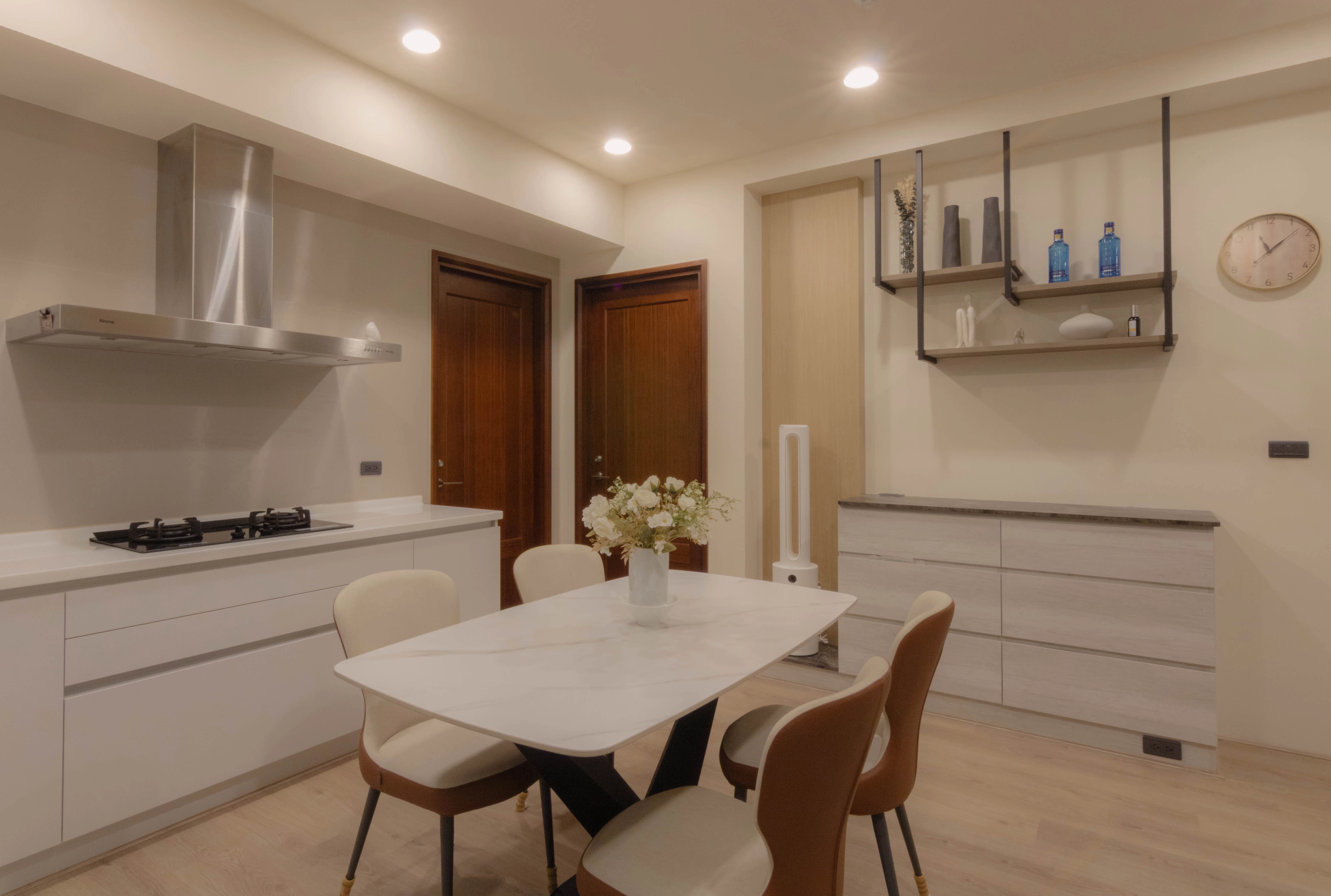 德盈設計廚房裝修:現代風純白櫥櫃搭配精緻吊燈,溫潤木色餐桌提升居家用餐質感。