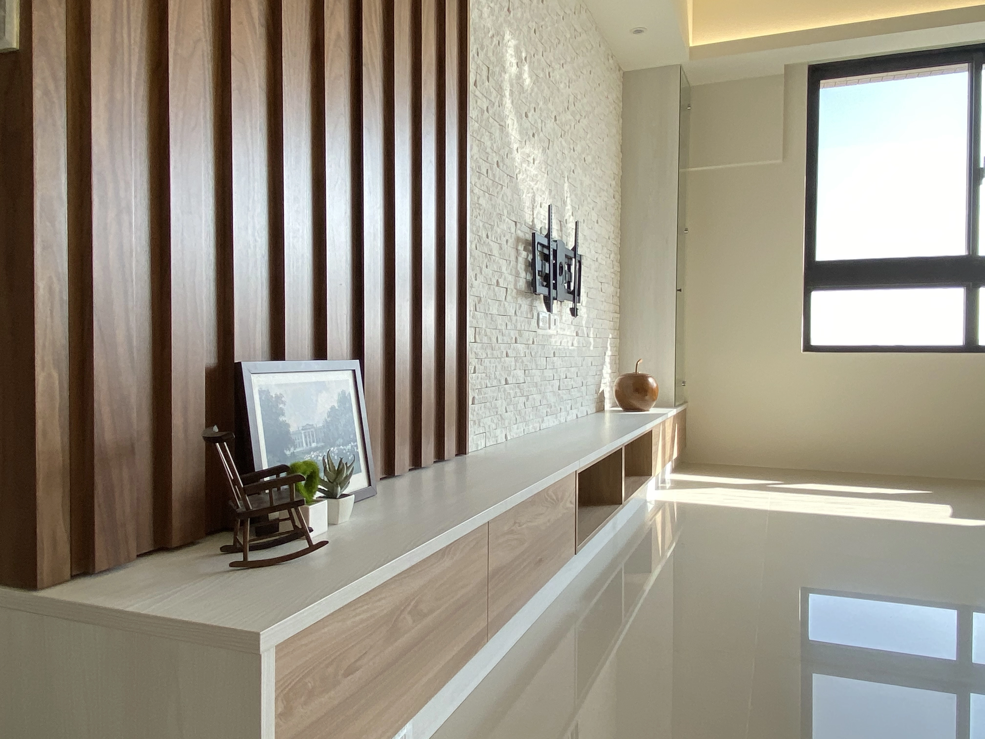 德盈空間規劃:選用淺木淺米電視櫃配色,整合大容量收納機能,打造明亮放鬆的現代風客廳。