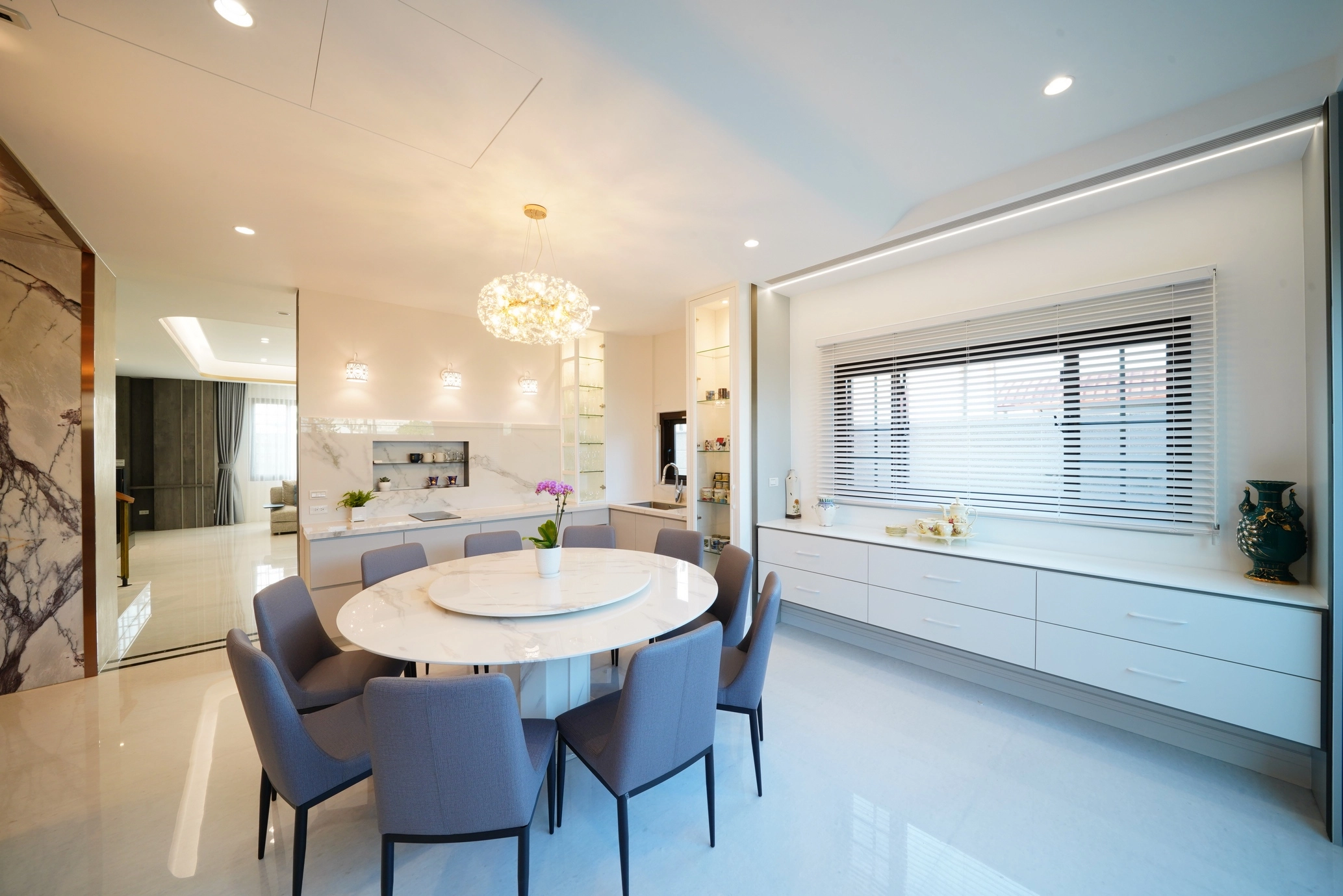 結合高品質系統餐櫃設計,在優雅的新古典風格中實現高效收納。