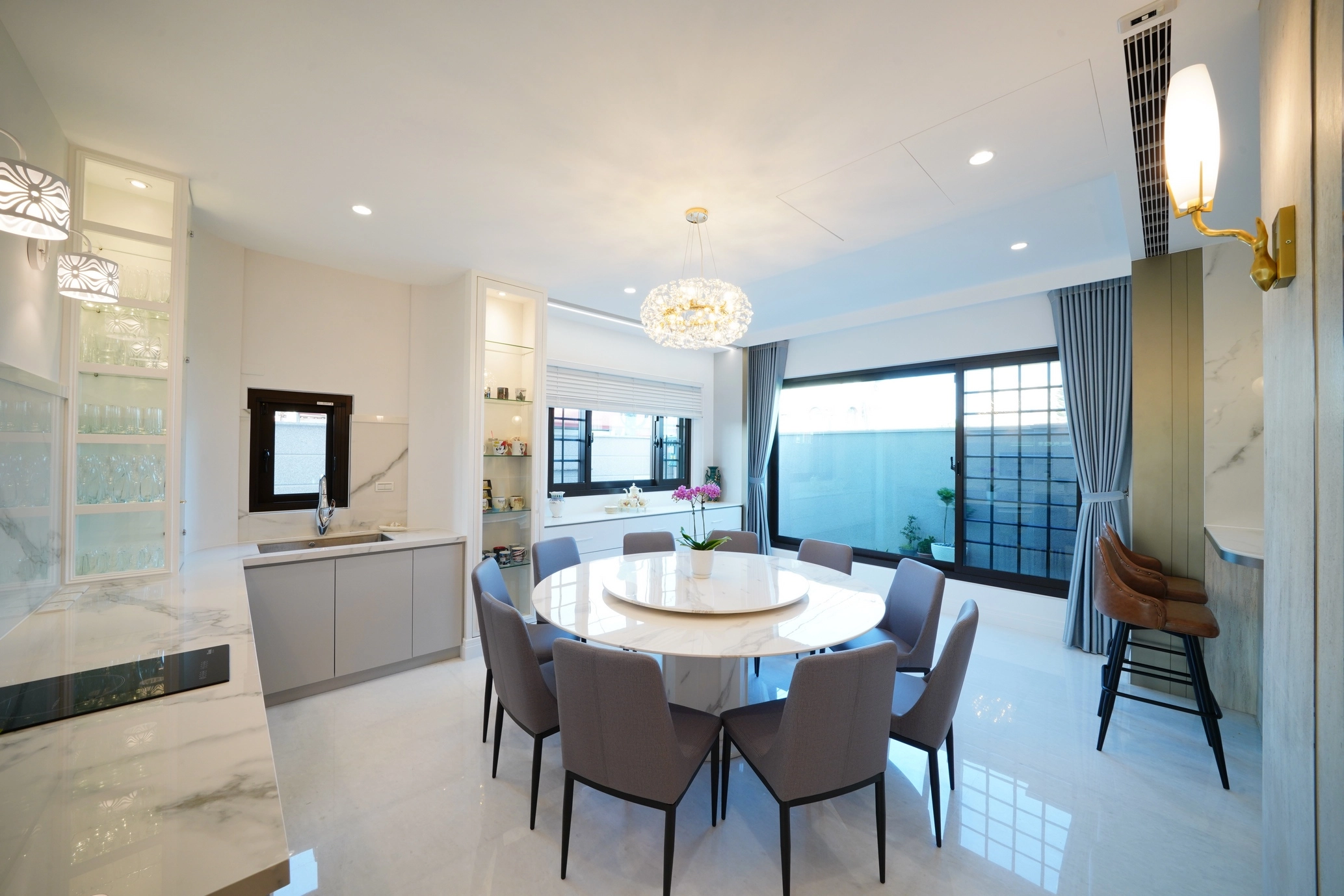 餐廳選用圓潤石材餐桌搭配俐落動線,營造溫馨大氣的用餐氛圍。