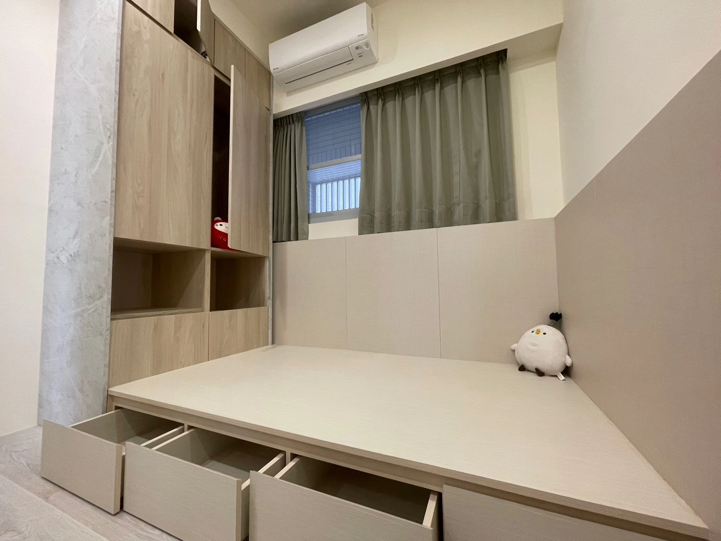 木作架高和室收納,結合系統高櫃與抽屜,最大化空間的儲物機能。