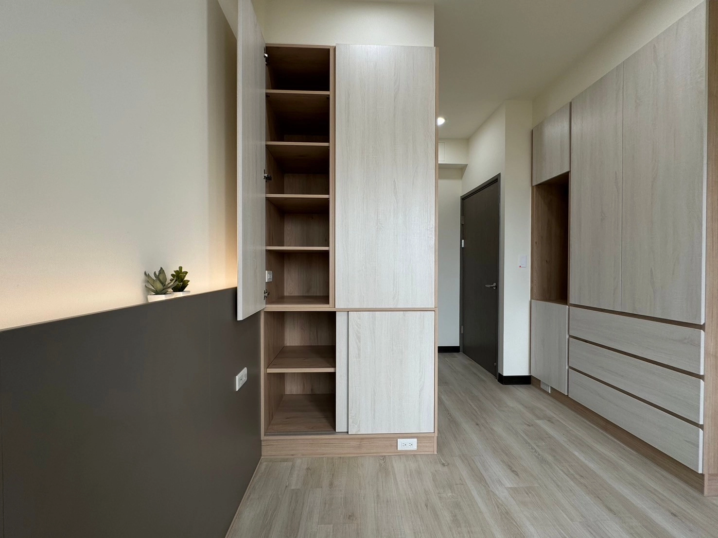 德盈室內設計:床頭系統背牆搭配燈條,透過柔和光影勾勒層次,營造舒適沉穩的臥室睡眠氛圍。