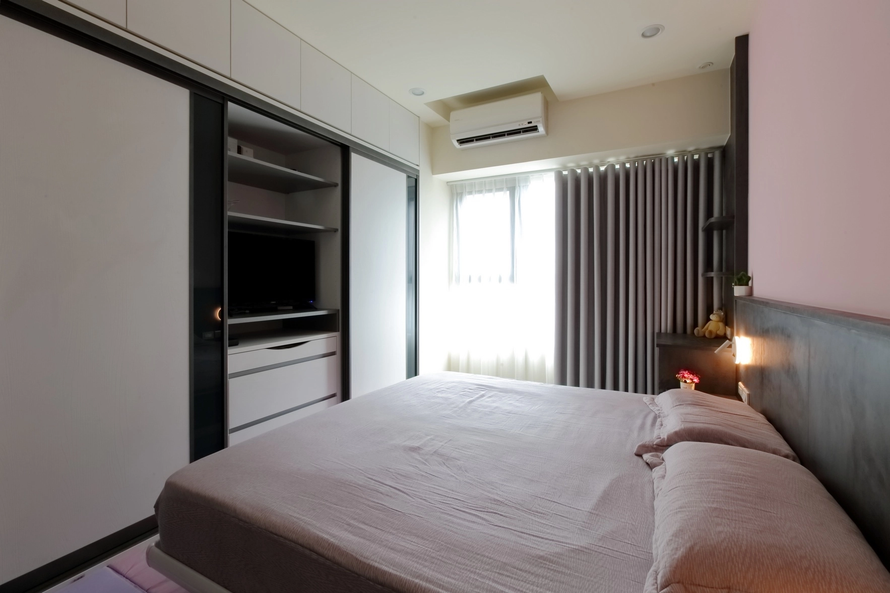 主臥鋁框推拉門開放衣櫃。德盈系統設計,實現從容舒適,美學與機能兼具。