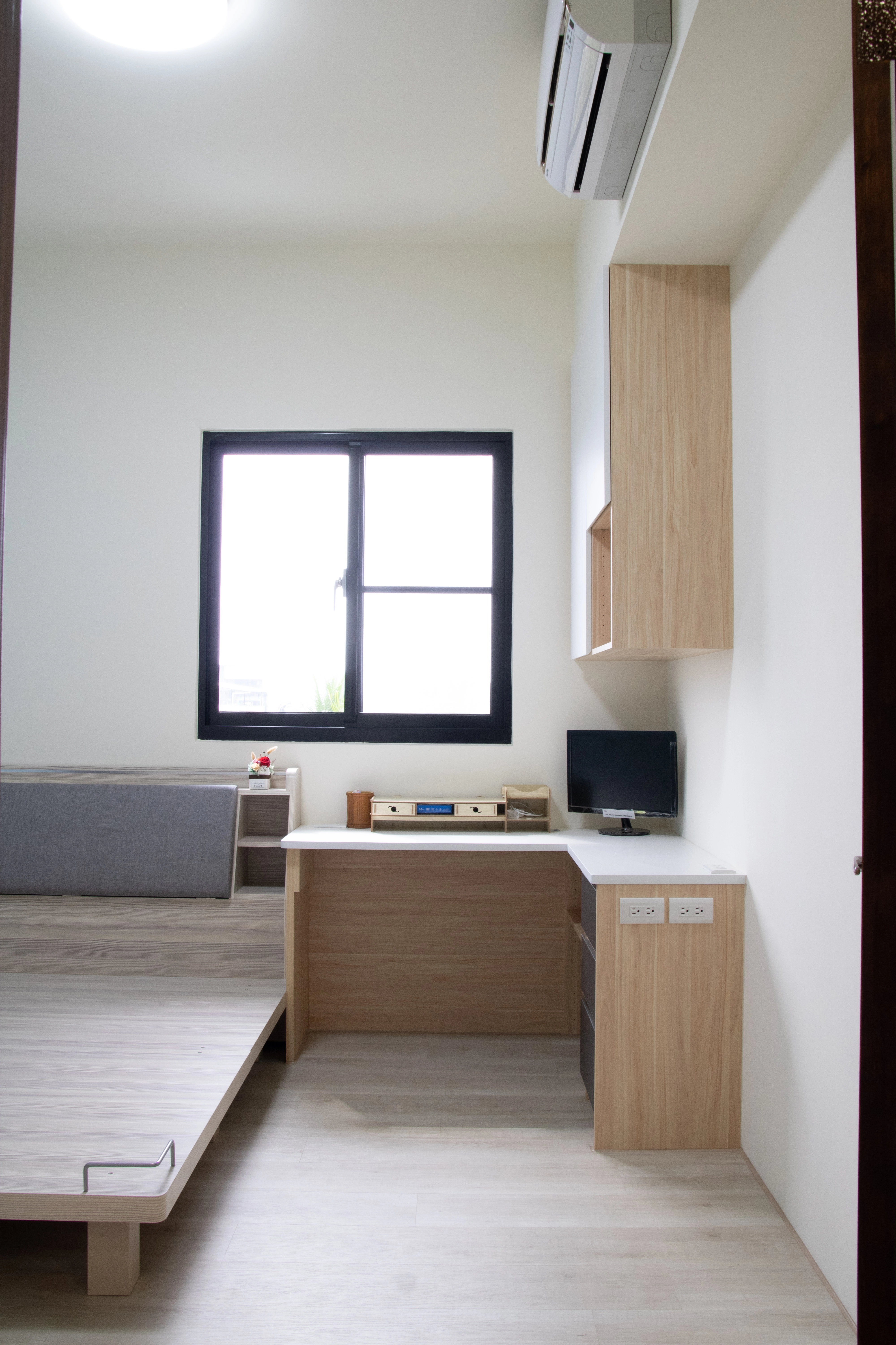 德盈設計：善用空間打造高效能系統 L 型書桌，增加檯面使用彈性，是現代臥室最理想的辦公收納規劃。