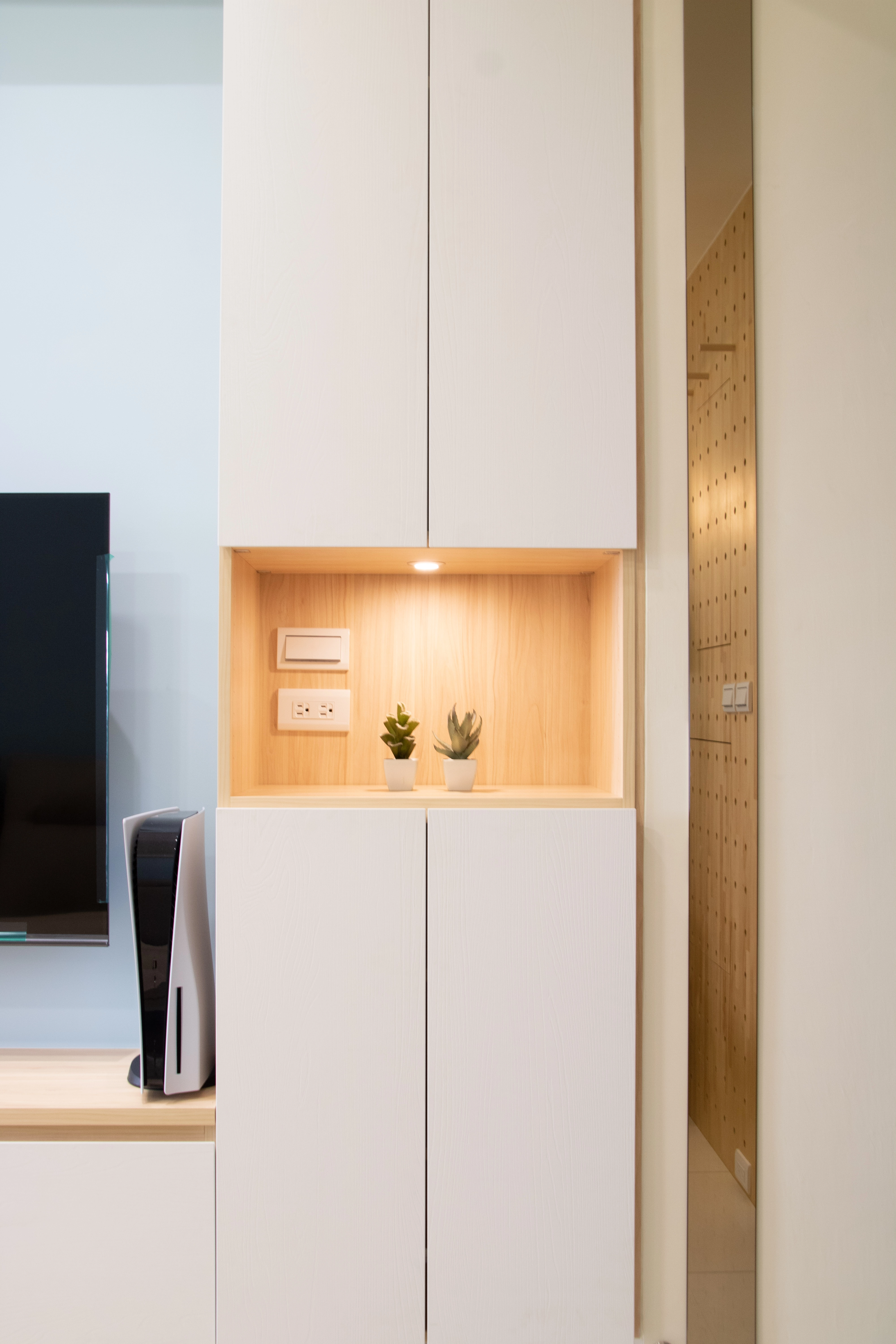 德盈設計：客製化高機能玄關櫃規劃，有效收納鞋履與雜物，打造乾淨俐落、空間感滿分的入口動線。