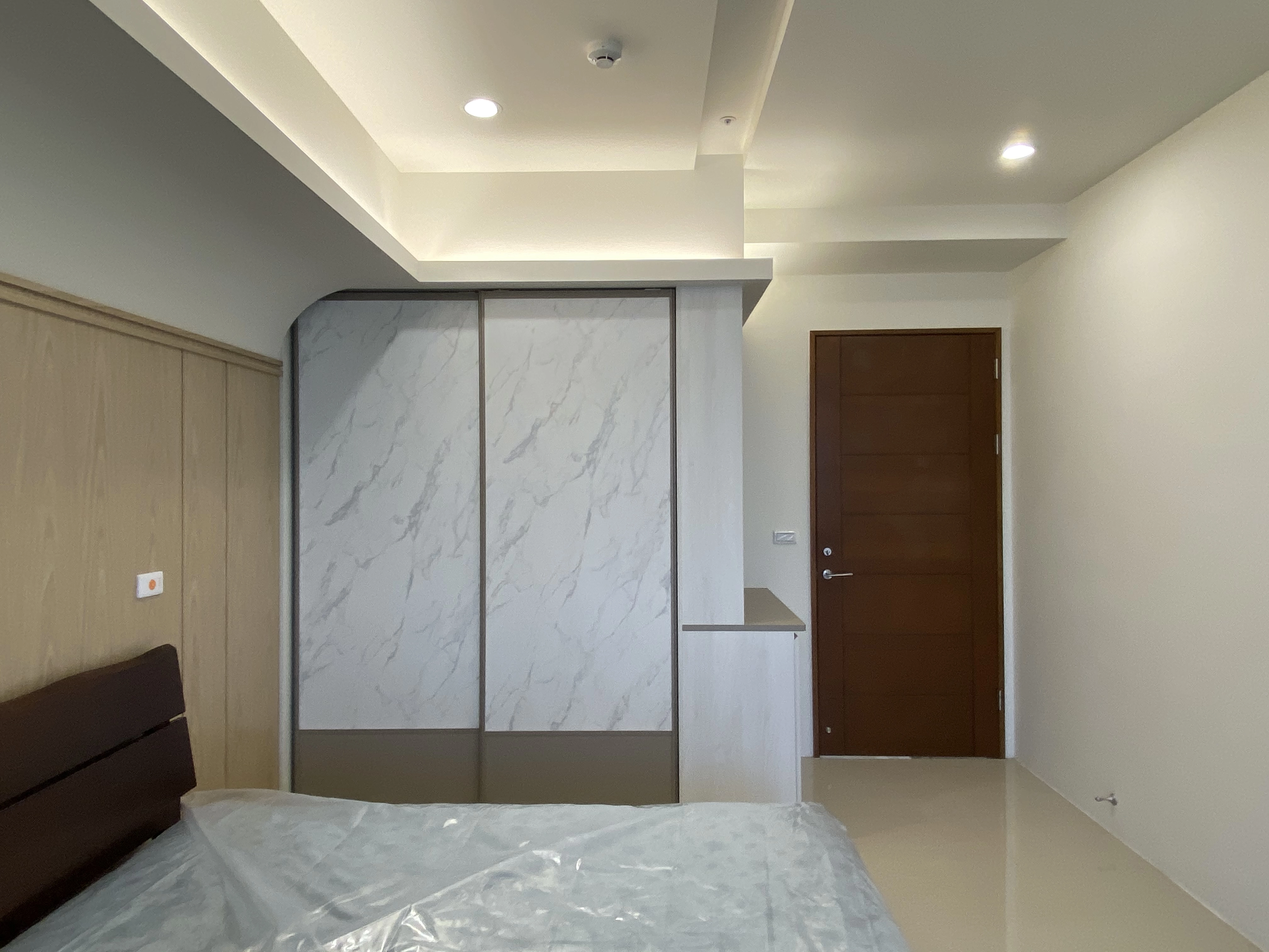 德盈室內設計:沈穩大氣的現代整體風格,透過異材質結合,營造主臥室舒雅的高級感。