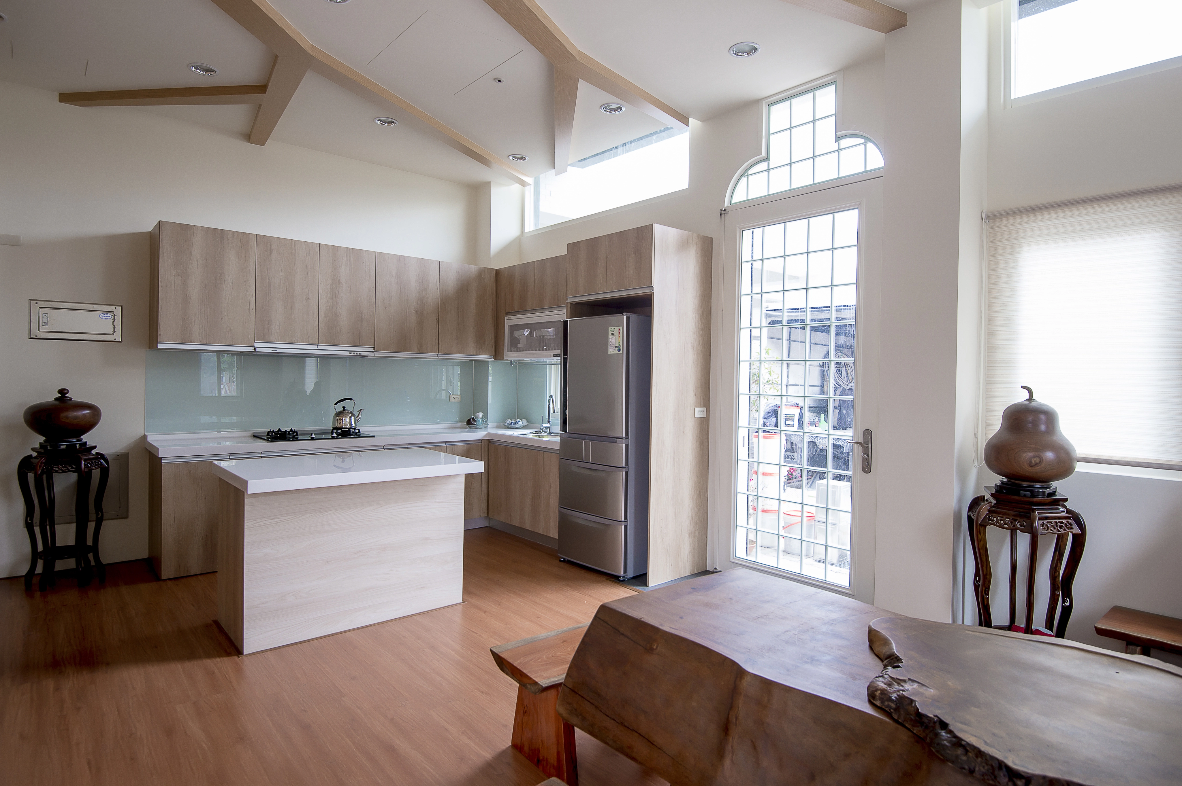 老屋轉生簡約中式客廳: 全室粉刷搭配美術燈,營造溫馨氛圍。