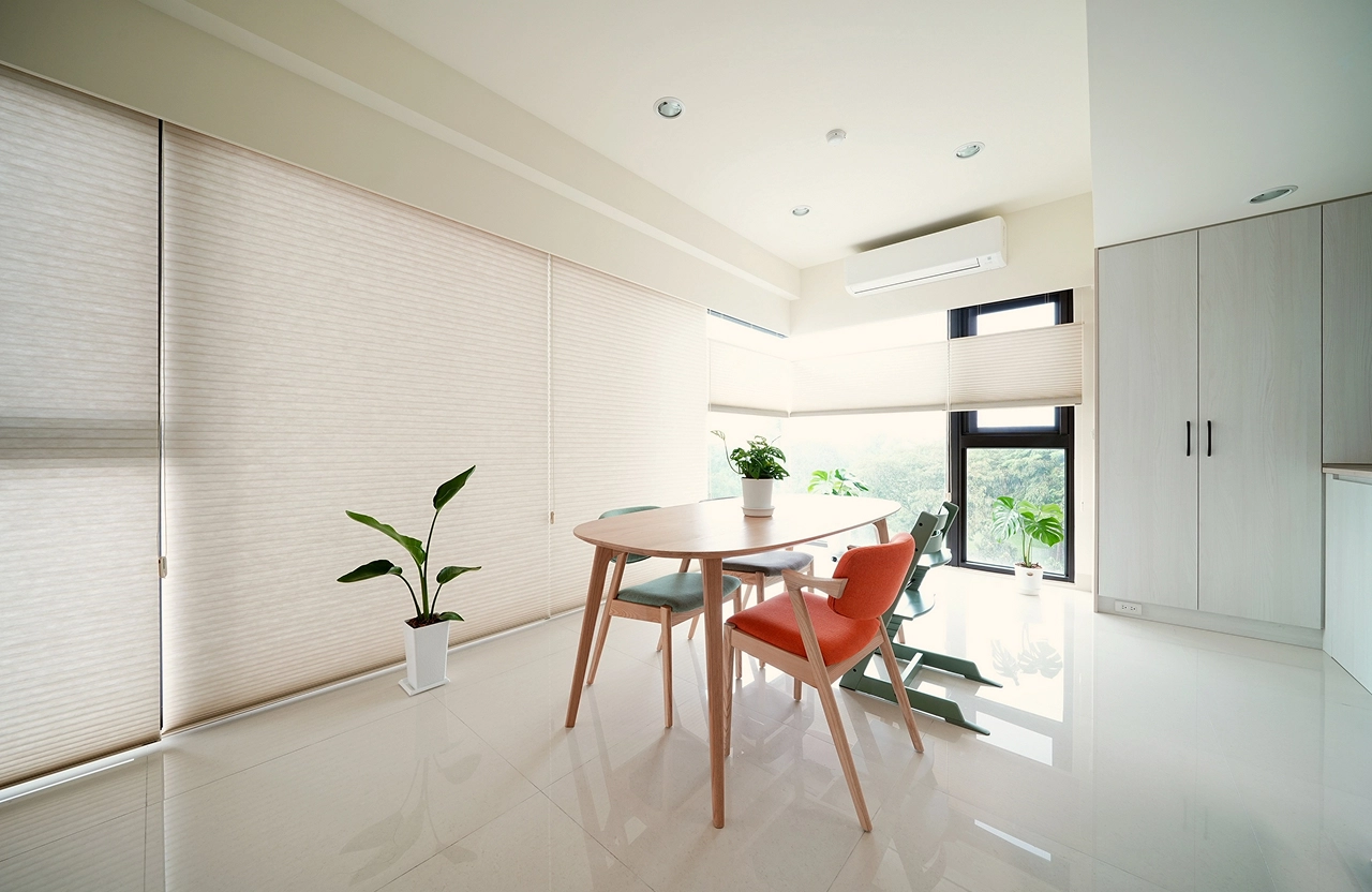 新成屋餐廚裝潢：莫蘭迪綠展示架結合原木餐桌，劃分開放式格局